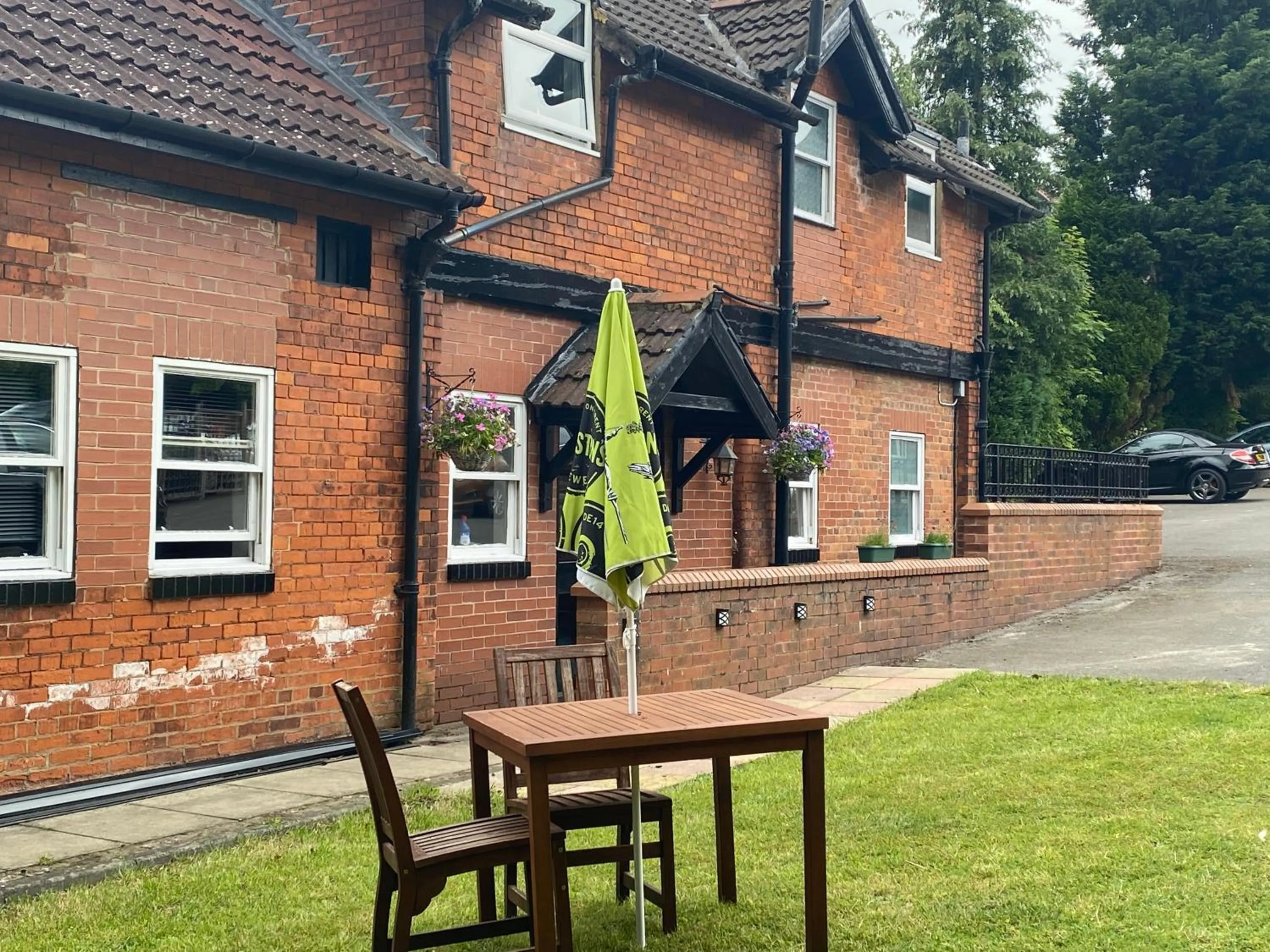 Property building in The lodge at Carlton tavern free parking