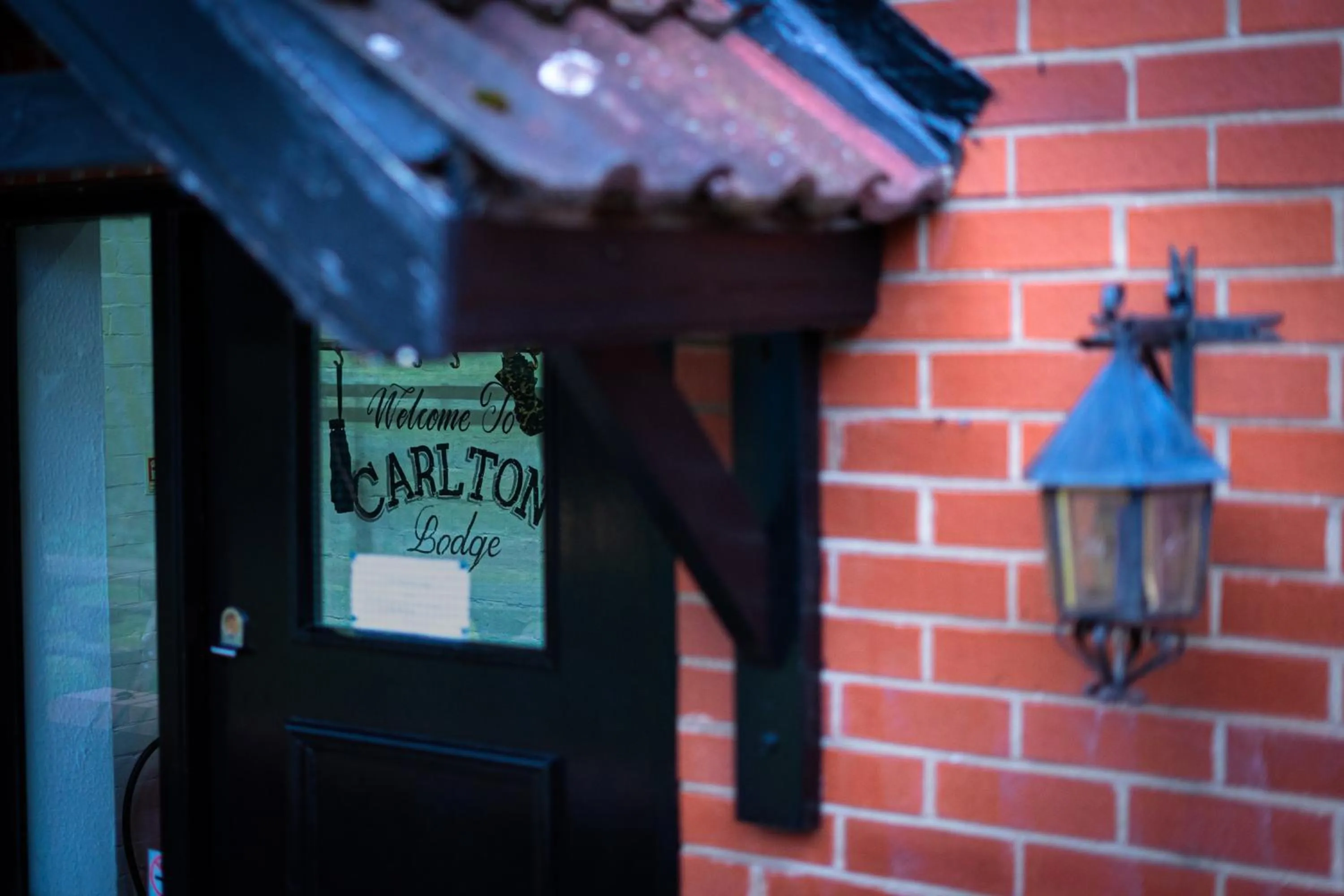 Facade/entrance in The lodge at Carlton tavern free parking