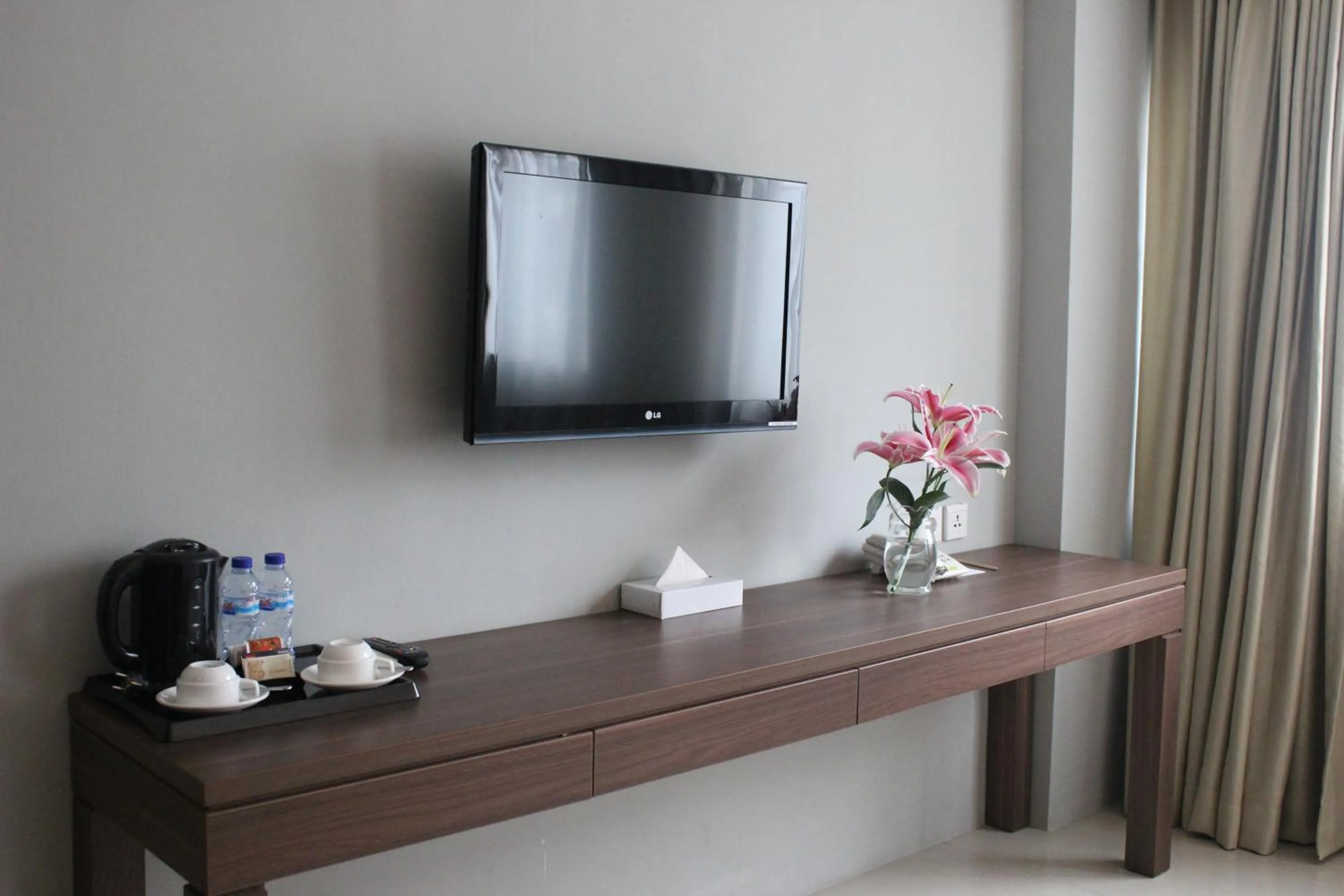 Coffee/tea facilities, TV/Entertainment Center in Paragonbiz Hotel