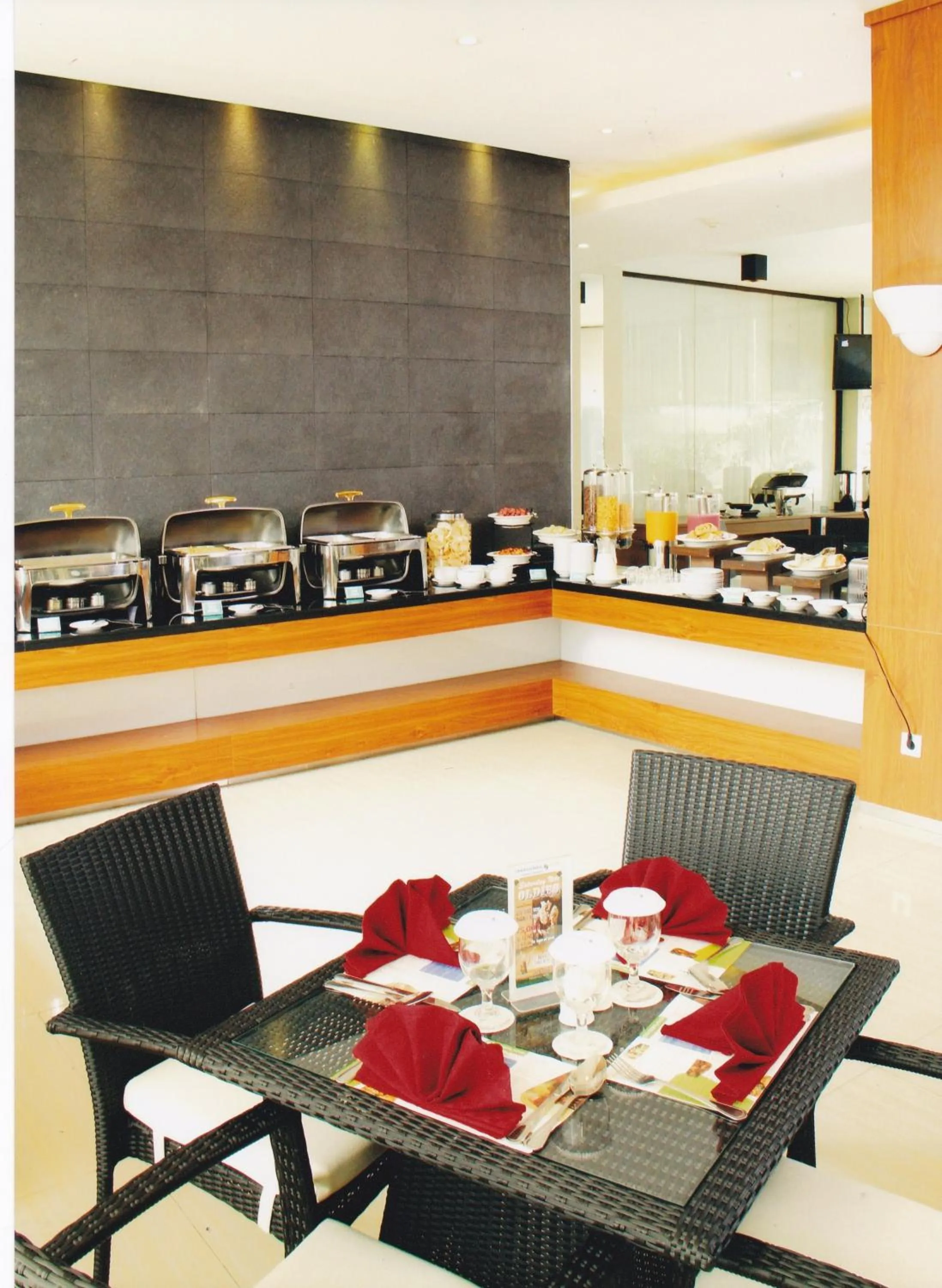 Restaurant/Places to Eat in Paragonbiz Hotel