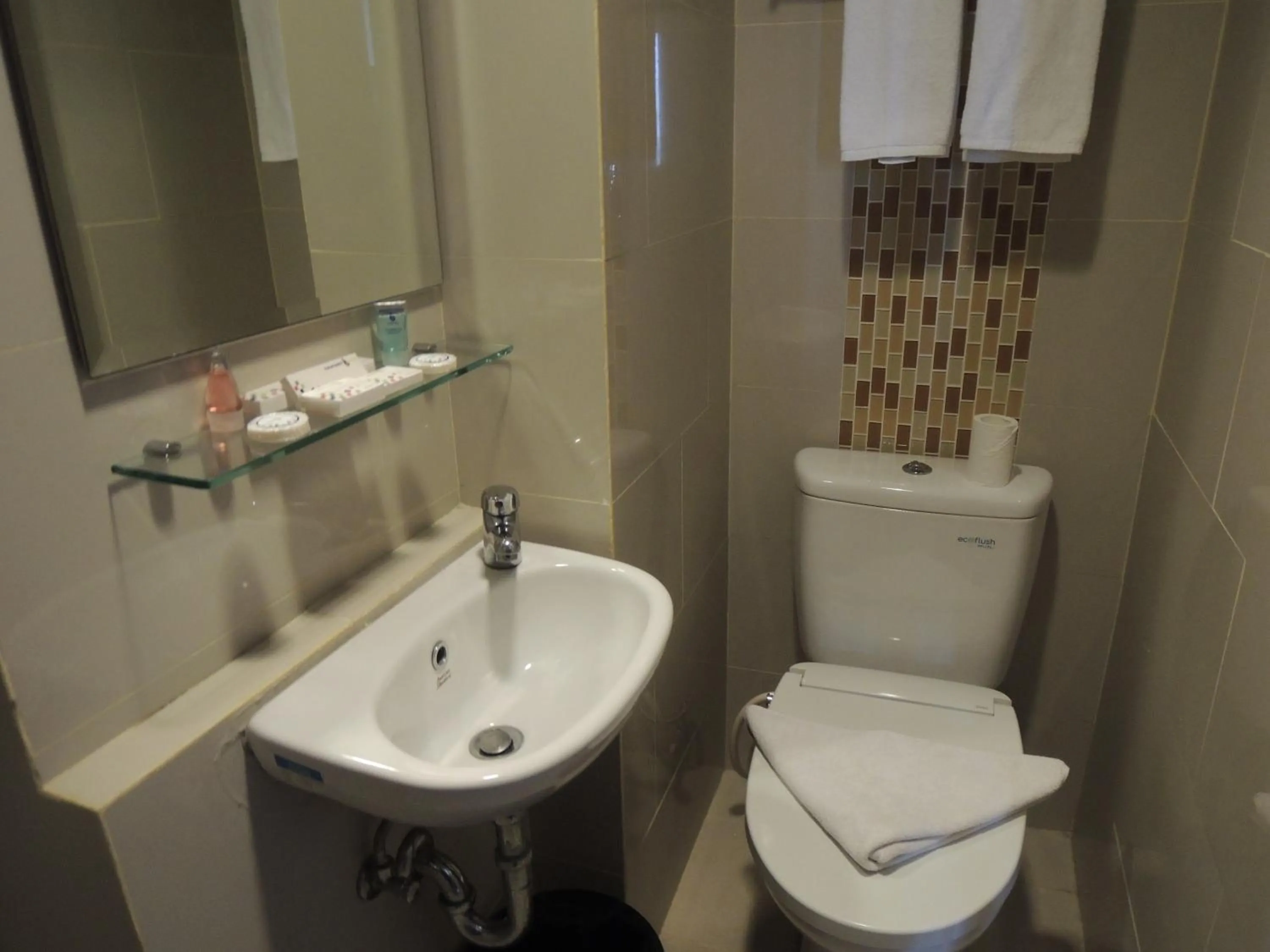 Bathroom in Paragonbiz Hotel