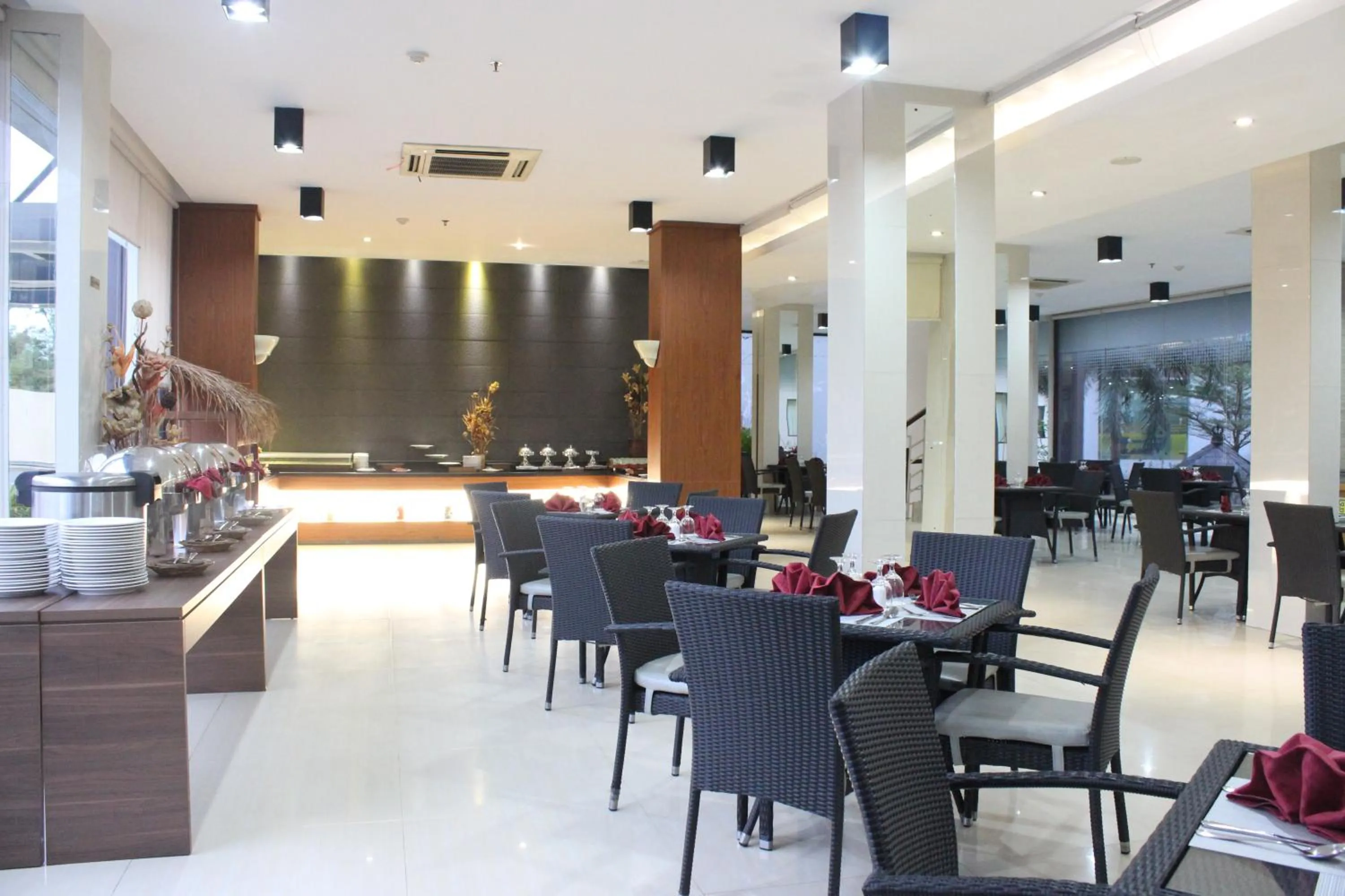 Restaurant/Places to Eat in Paragonbiz Hotel