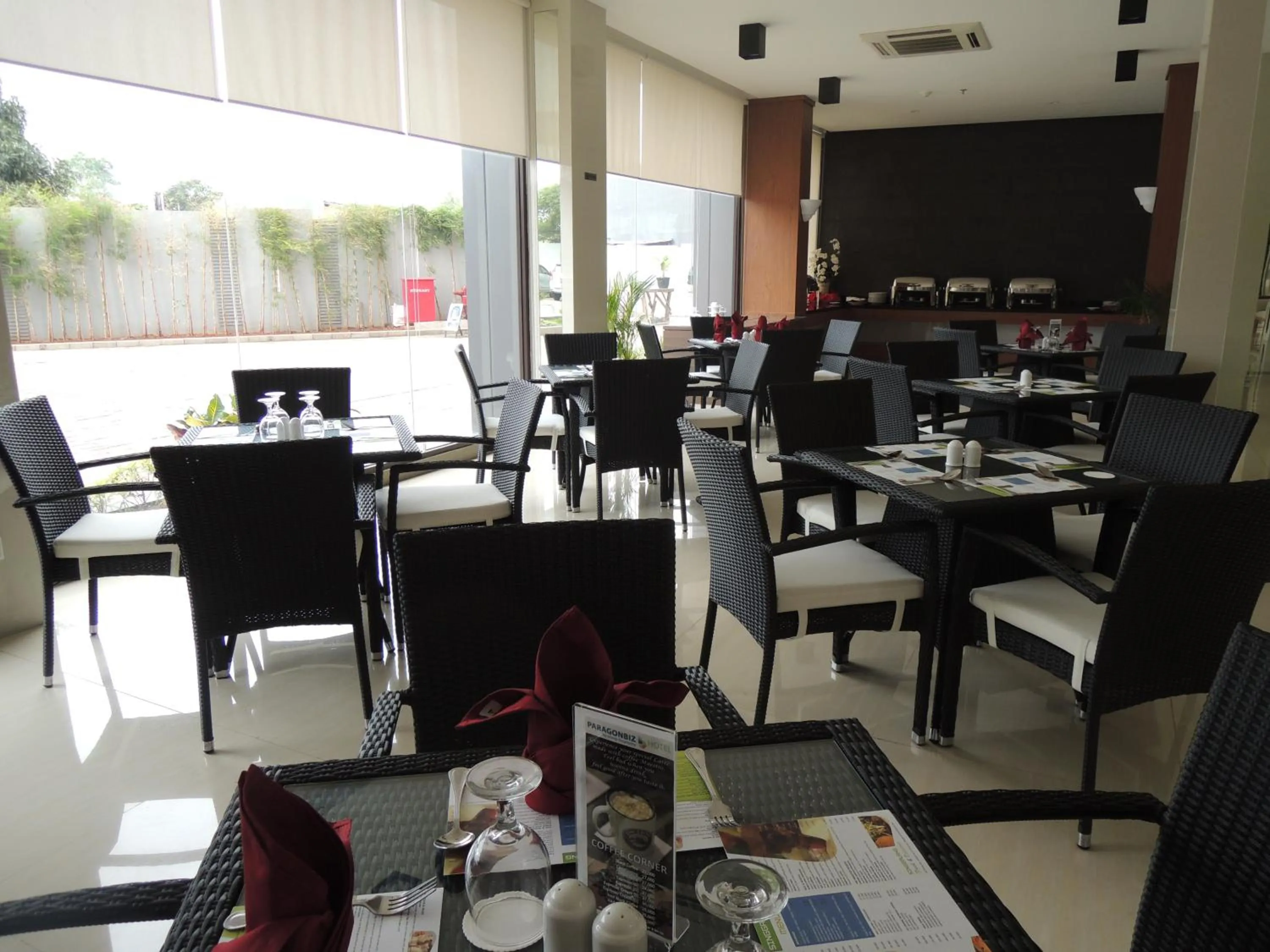 Restaurant/Places to Eat in Paragonbiz Hotel