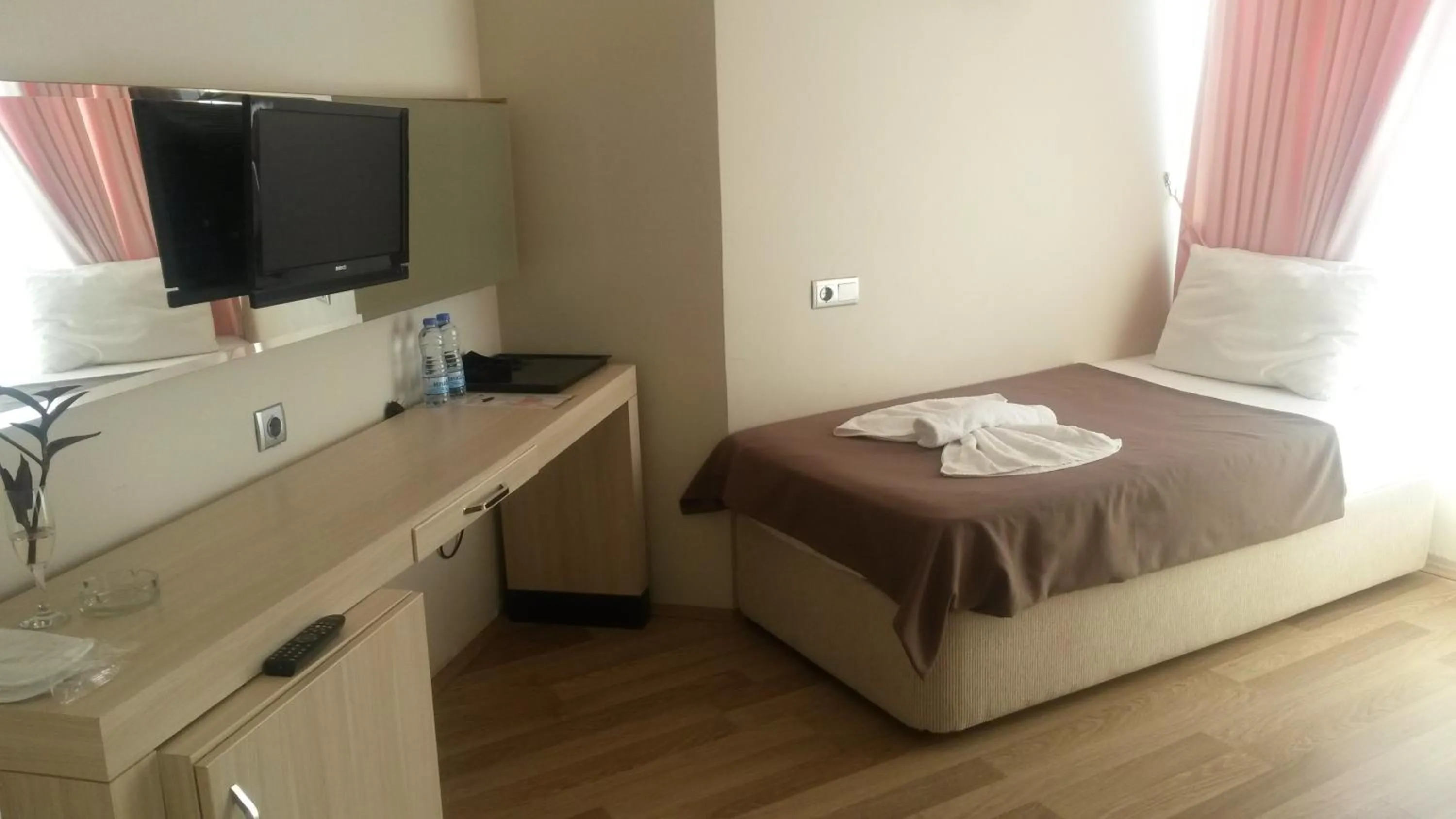 Bed, TV/Entertainment Center in Winecity Hotel