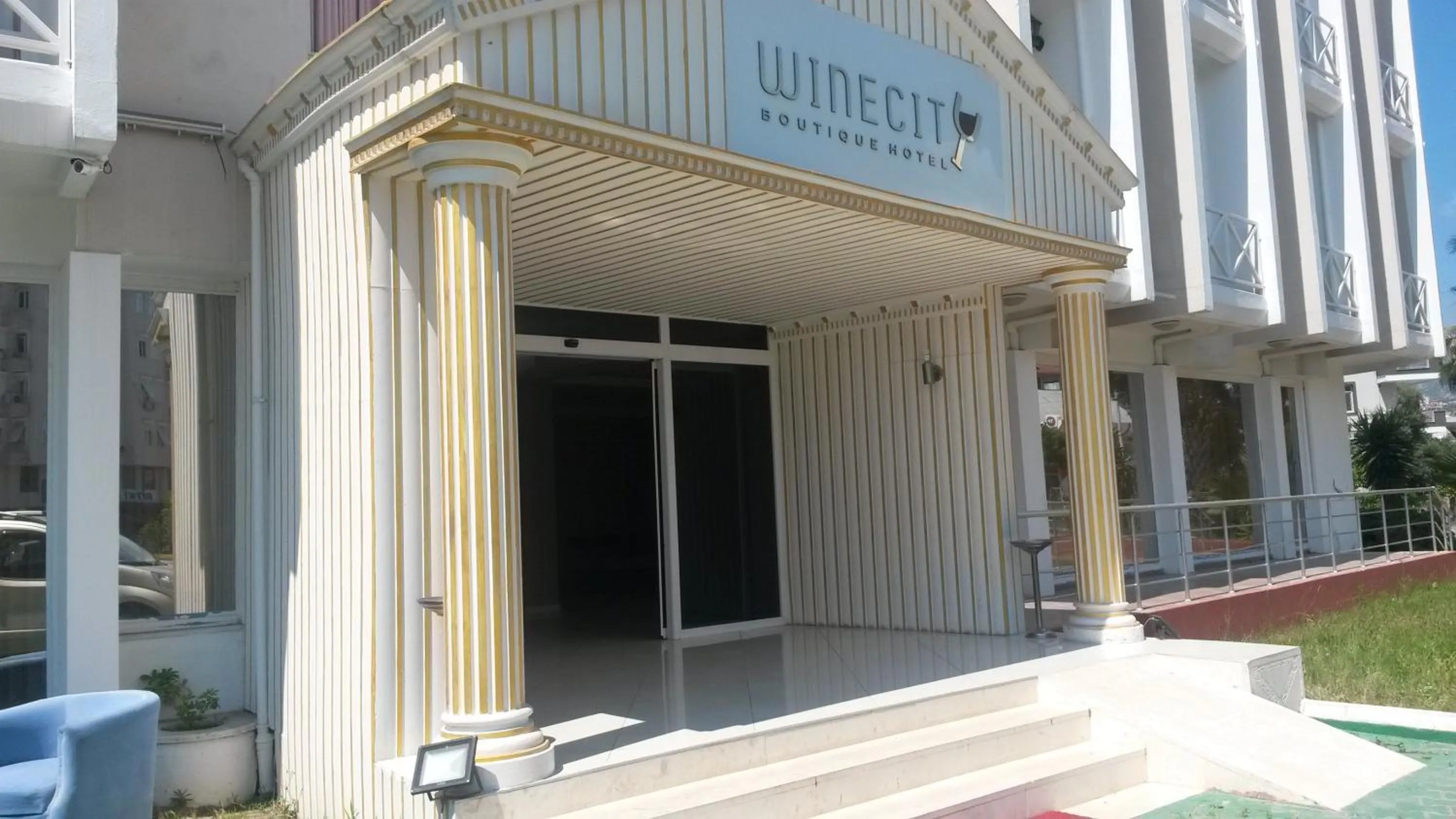 Facade/entrance in Winecity Hotel