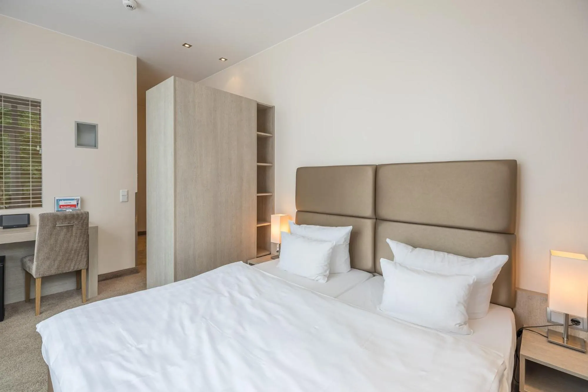 Photo of the whole room, Bed in SANDglow