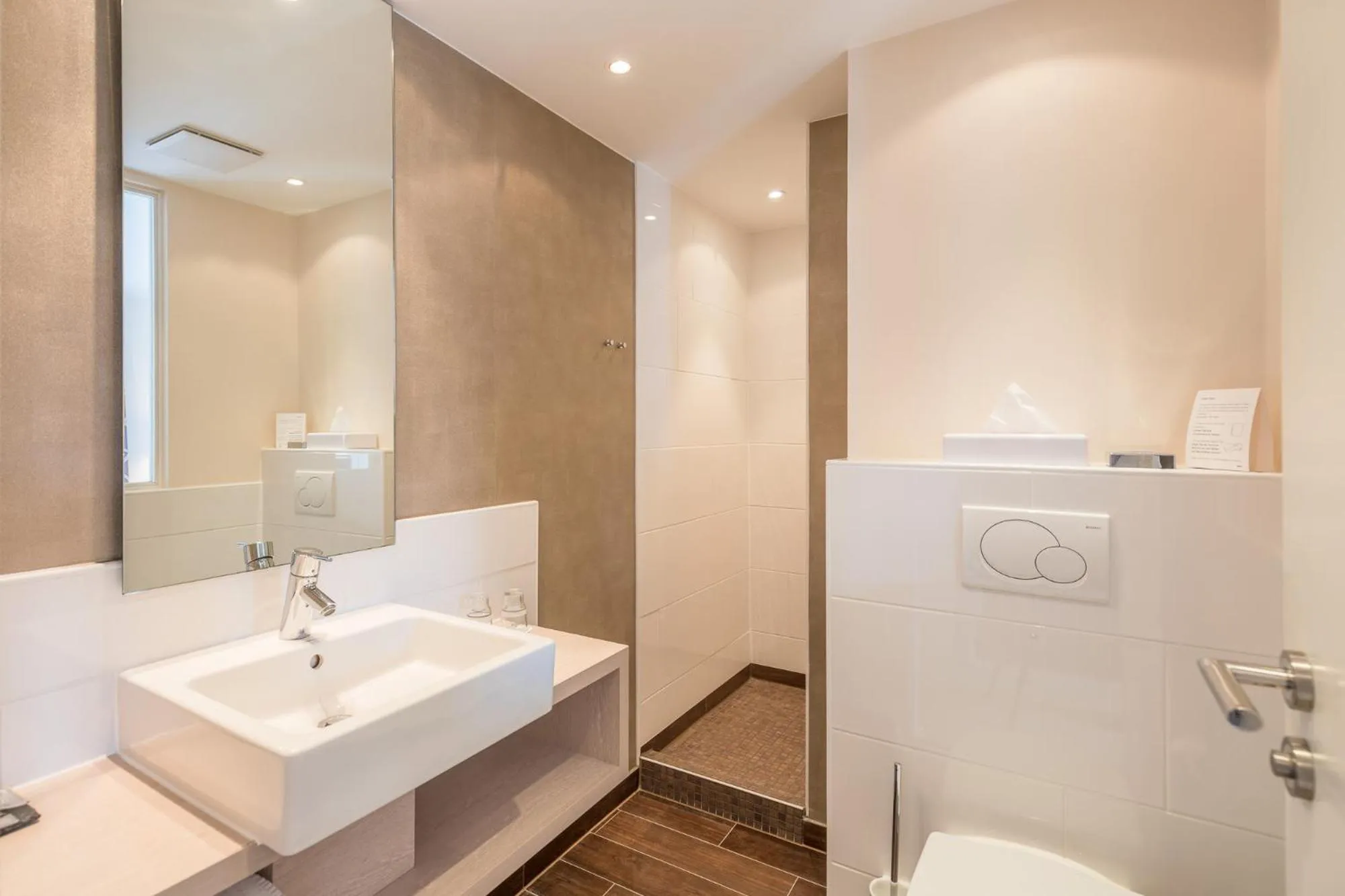 Bathroom in SANDglow