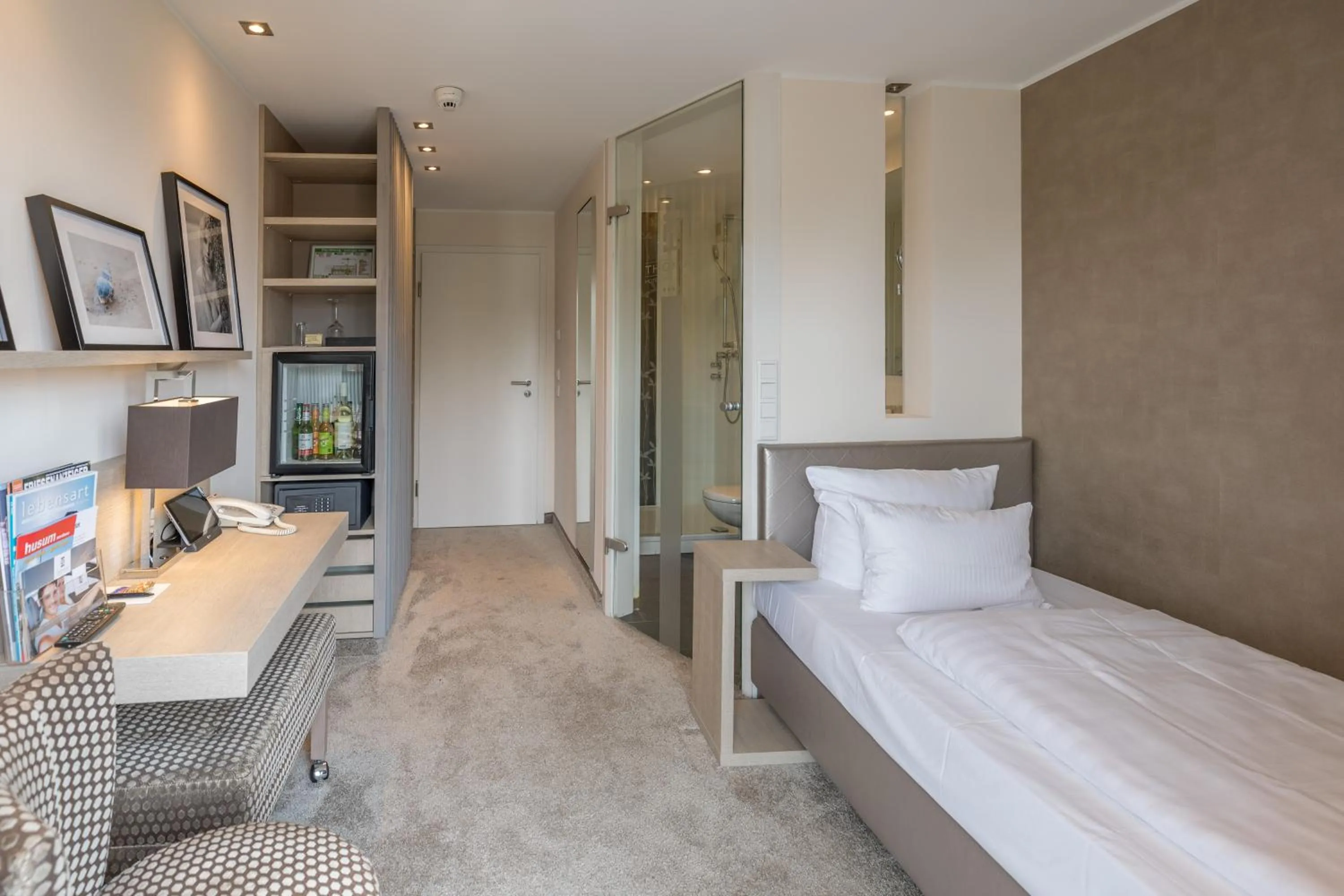 Photo of the whole room, Bed in SANDglow