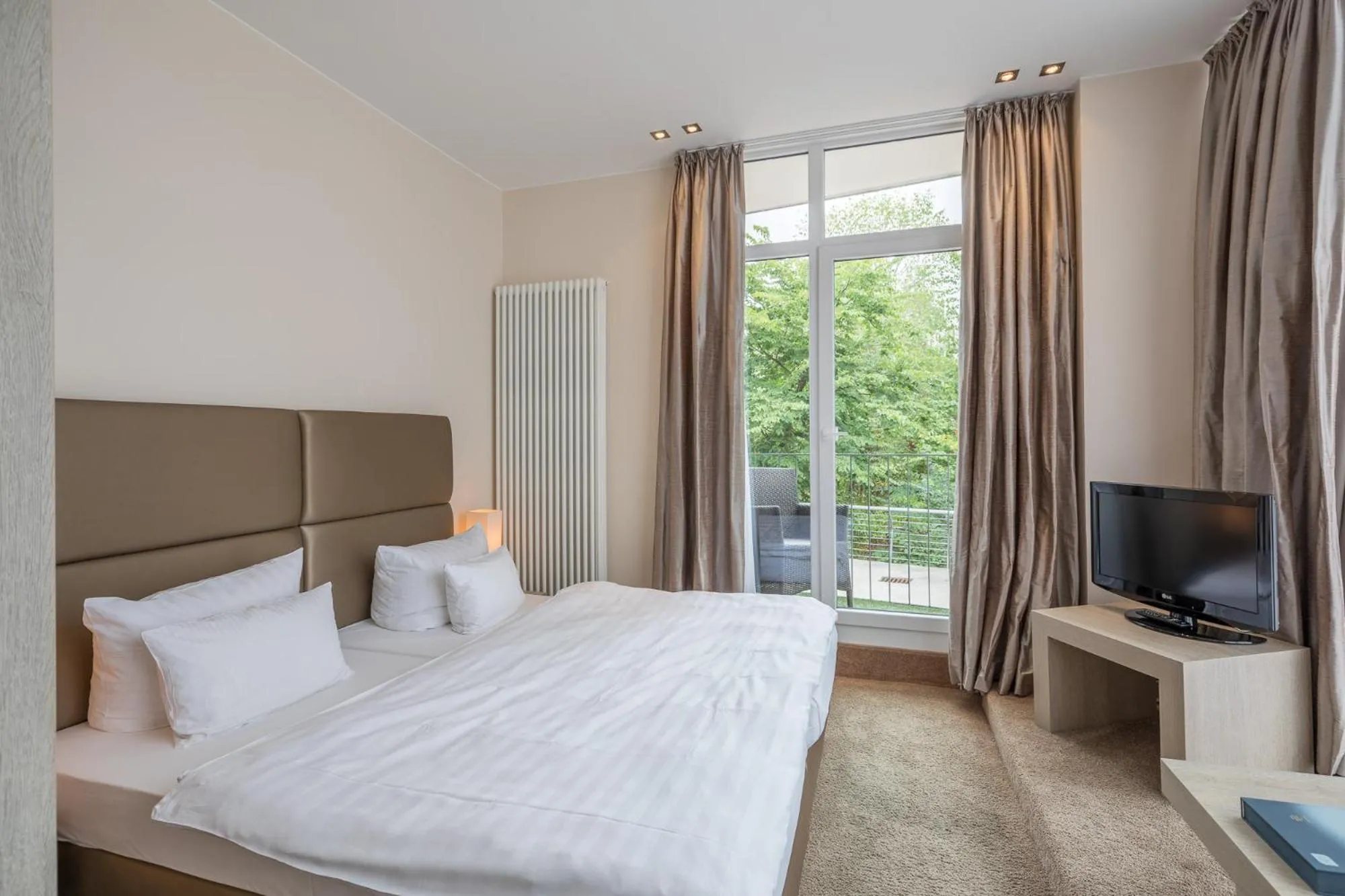 Photo of the whole room, Bed in SANDglow