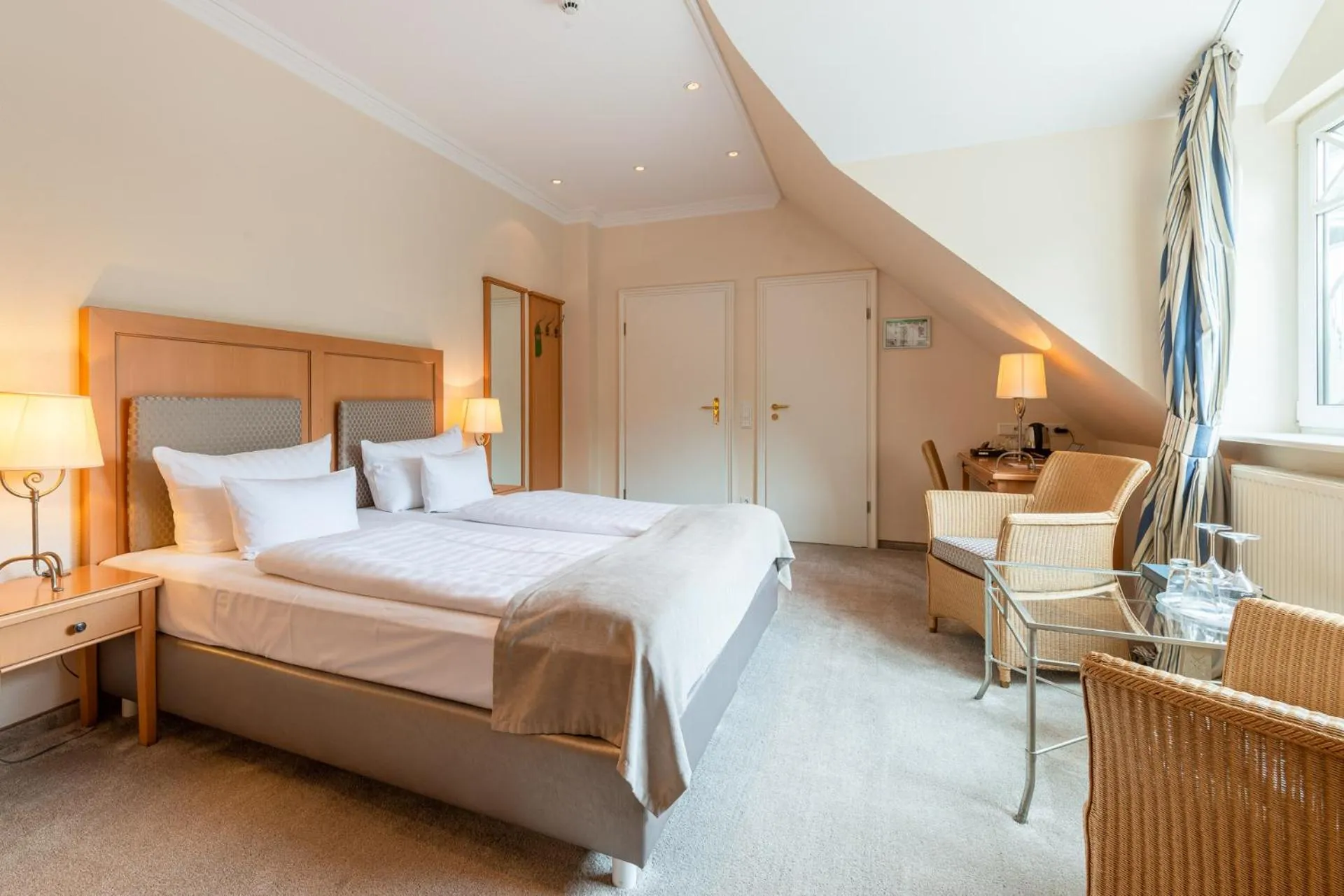 Photo of the whole room, Bed in SANDglow