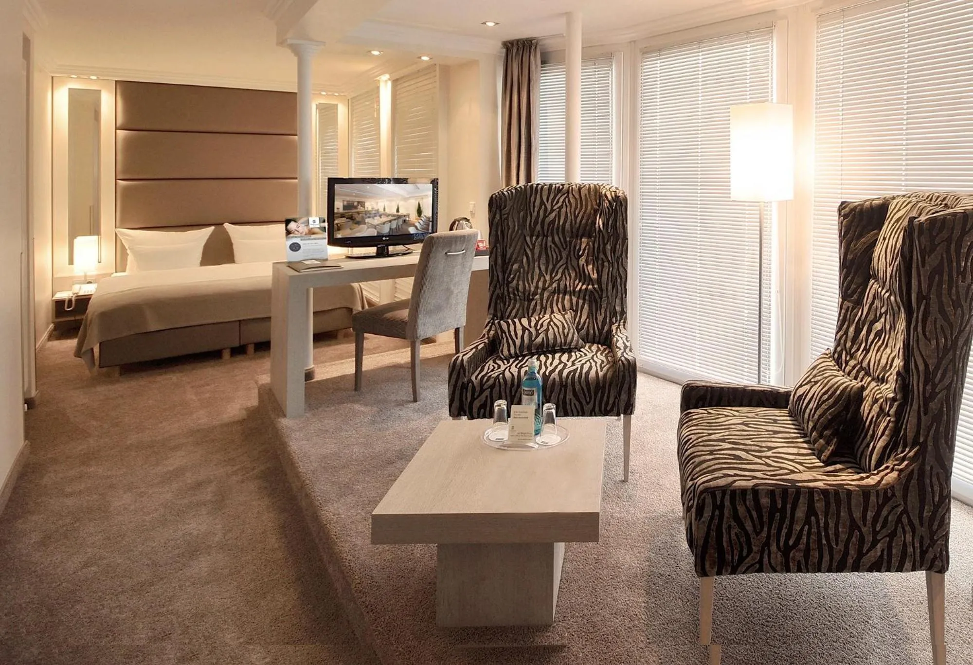 Photo of the whole room, Bed in SANDglow