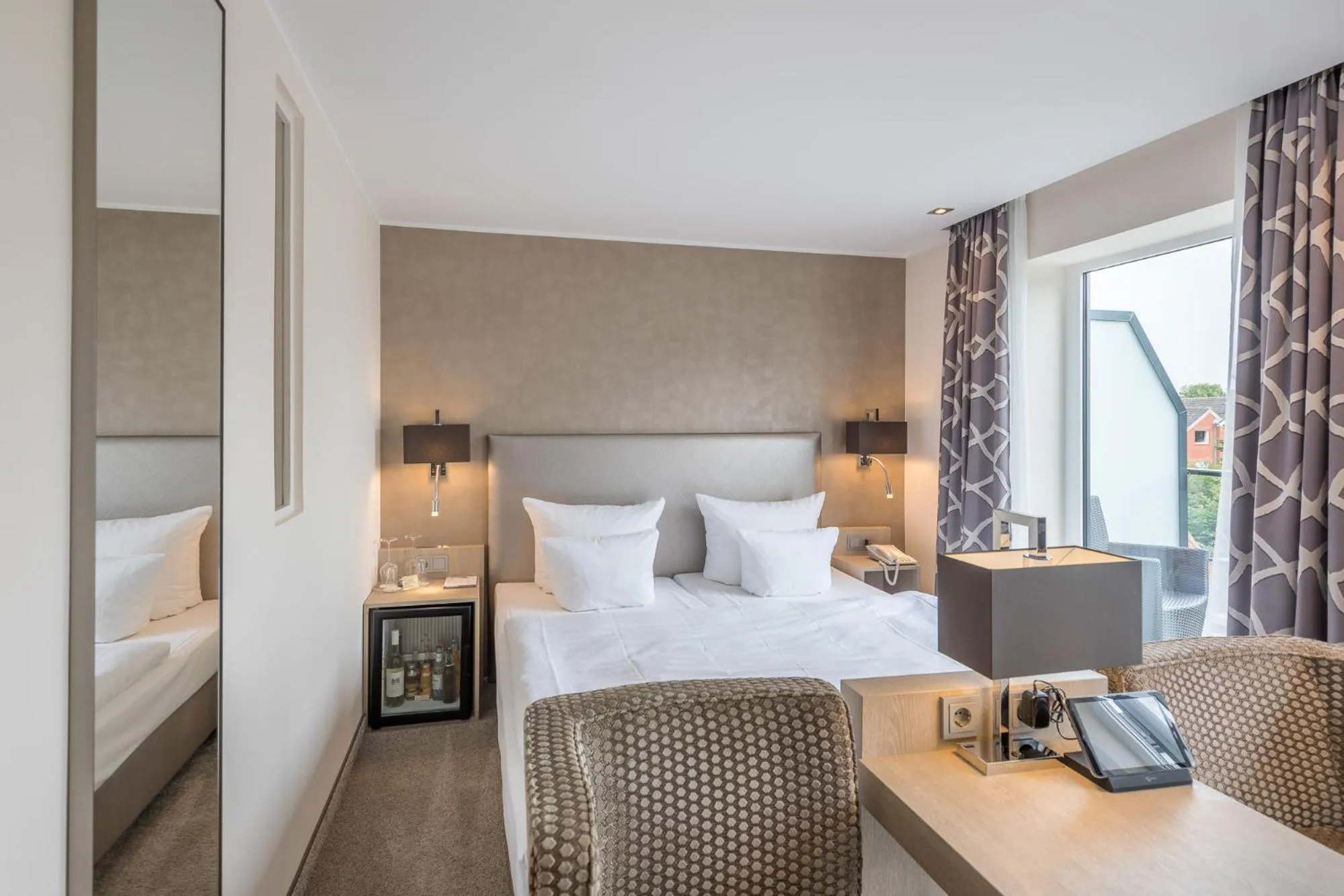 Photo of the whole room, Bed in SANDglow