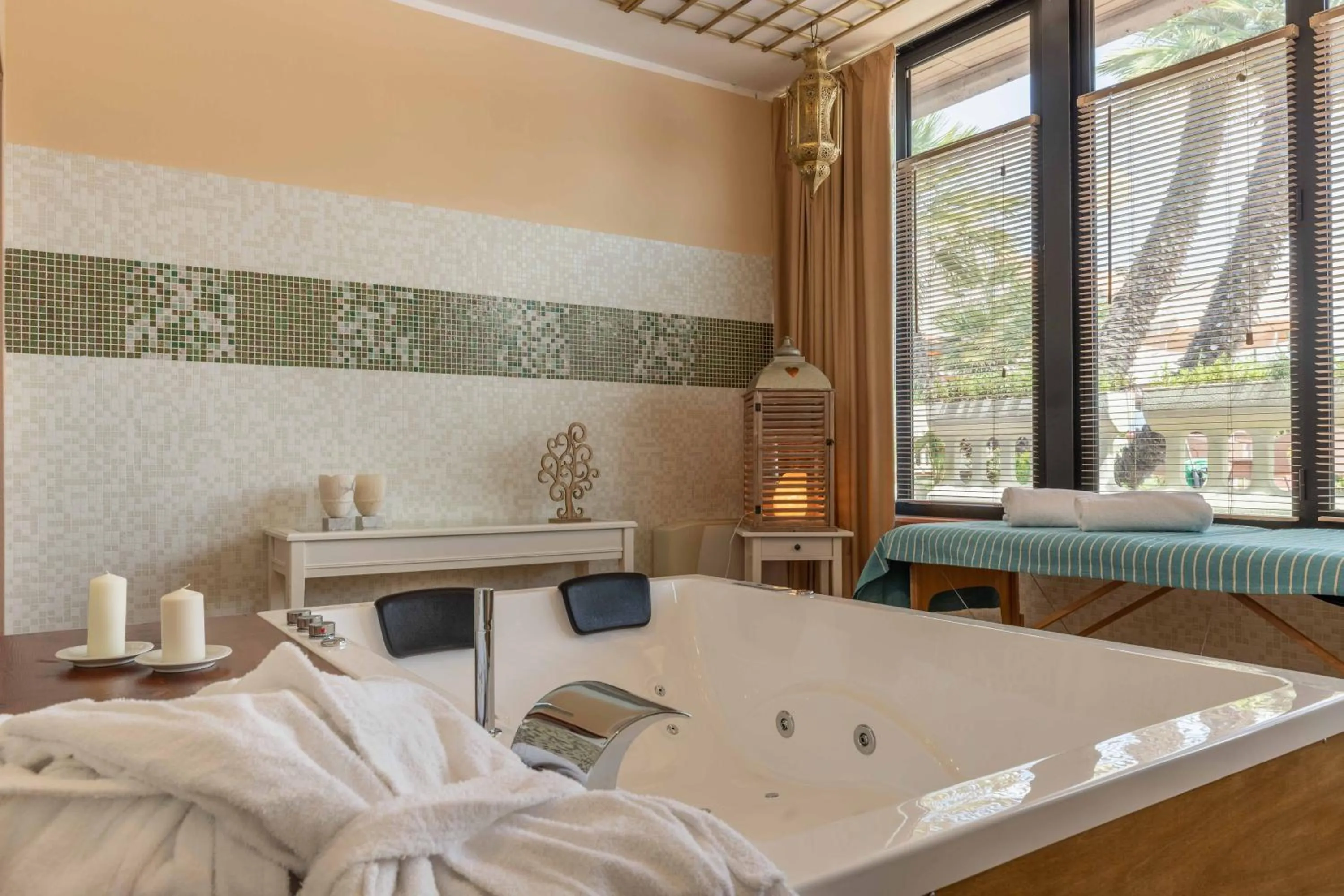Hot Tub, Bed in Hotel Riva Etrusca