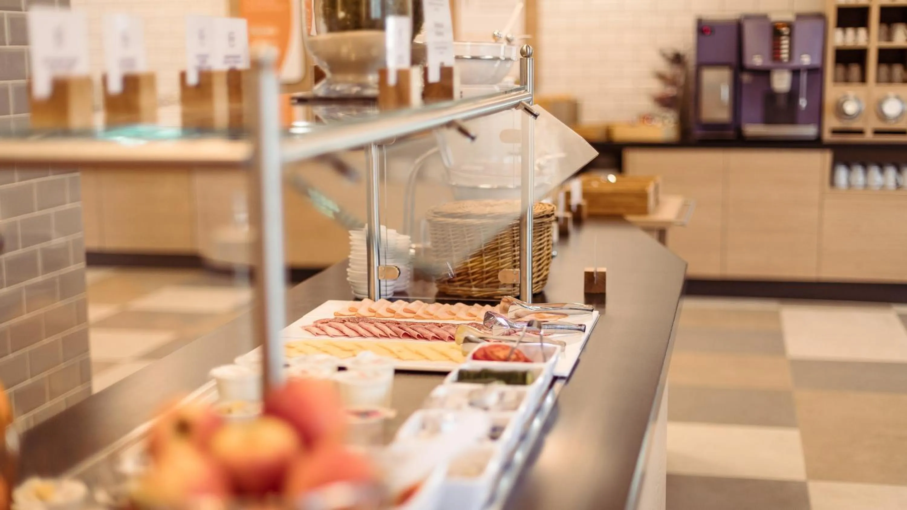 Restaurant/places to eat in Holiday Inn Express Luzern-Neuenkirch by IHG