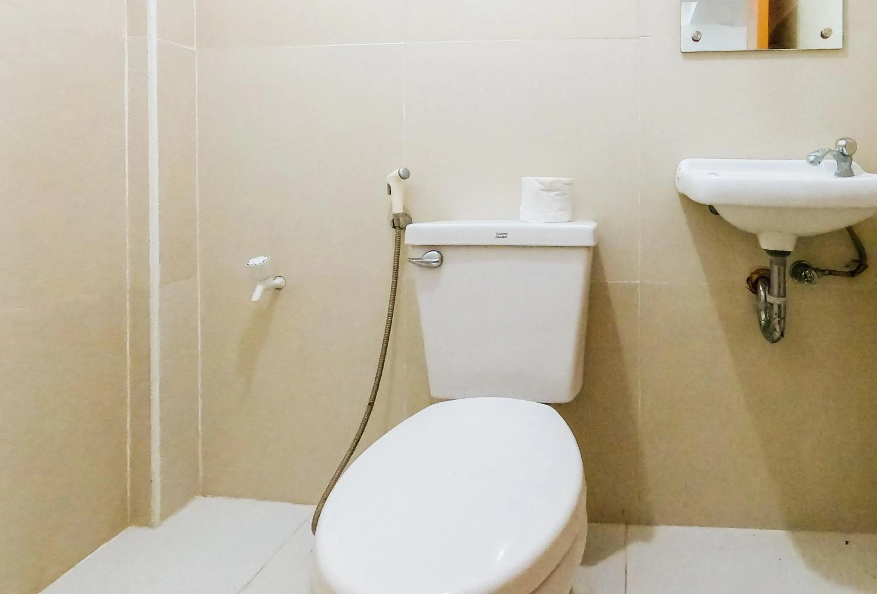 Toilet in RedDoorz @ Gaea's Apartment Panglao