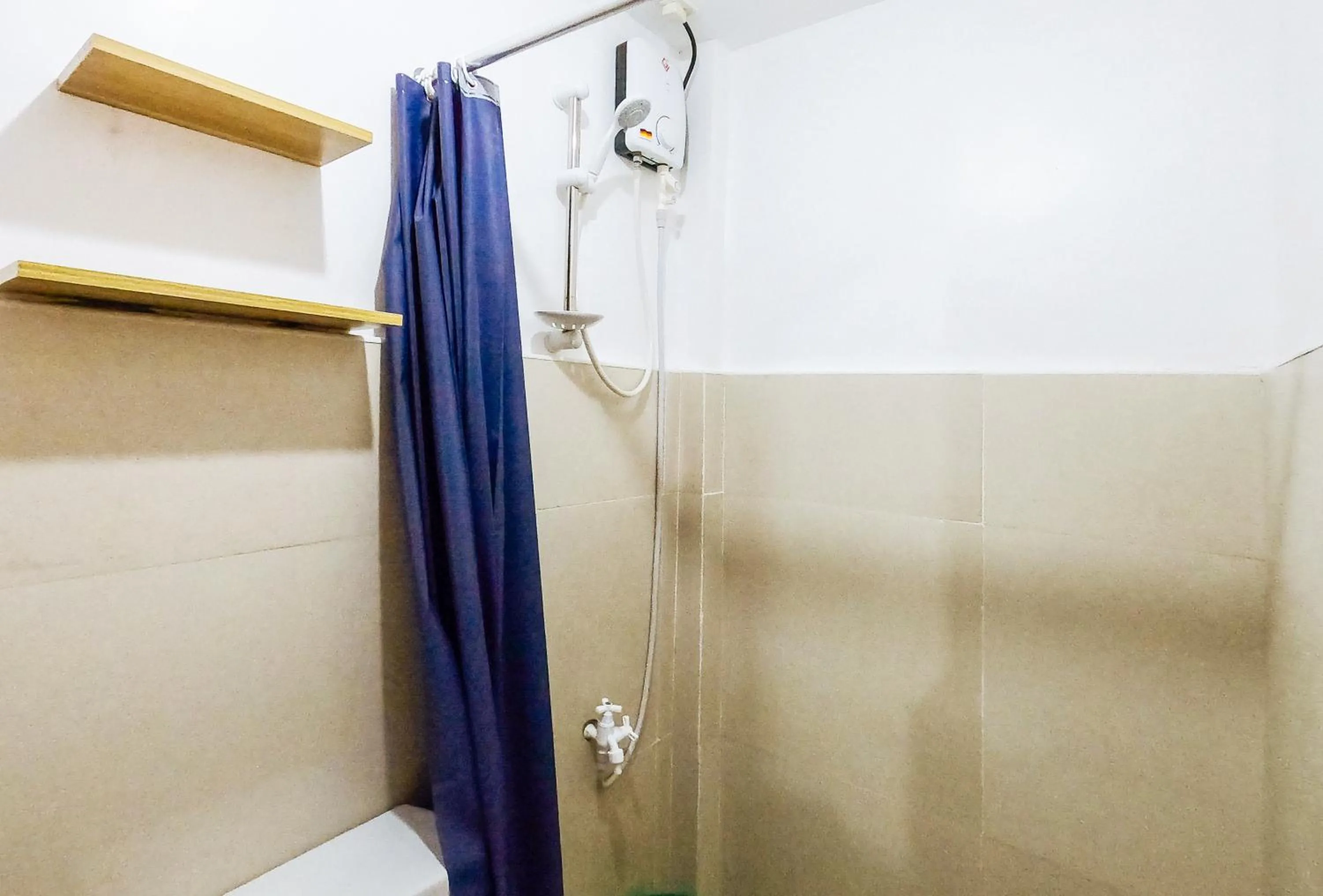 Shower in RedDoorz @ Gaea's Apartment Panglao