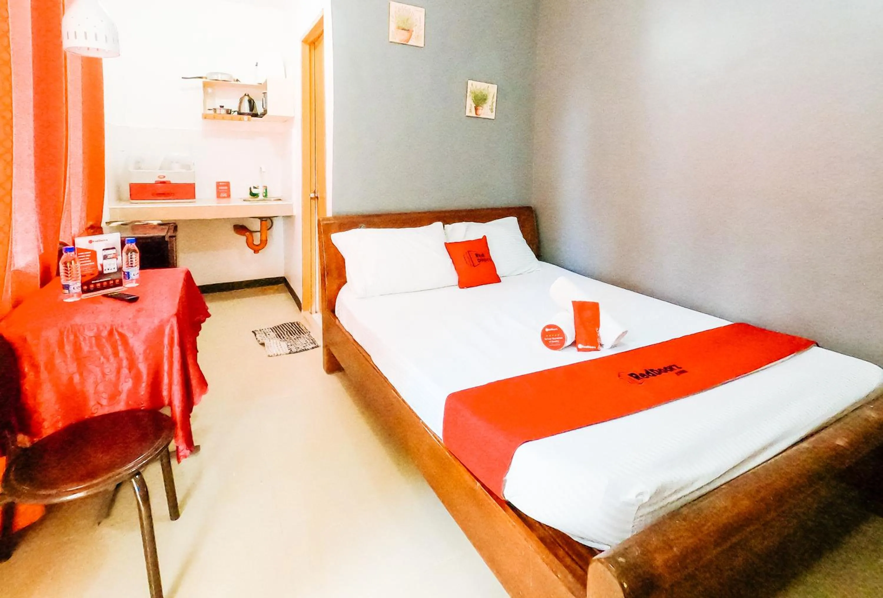 Photo of the whole room, Bed in RedDoorz @ Gaea's Apartment Panglao