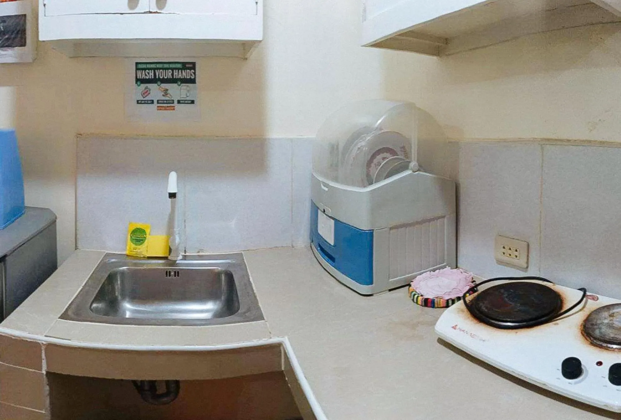 Kitchen or kitchenette in RedDoorz @ Gaea's Apartment Panglao