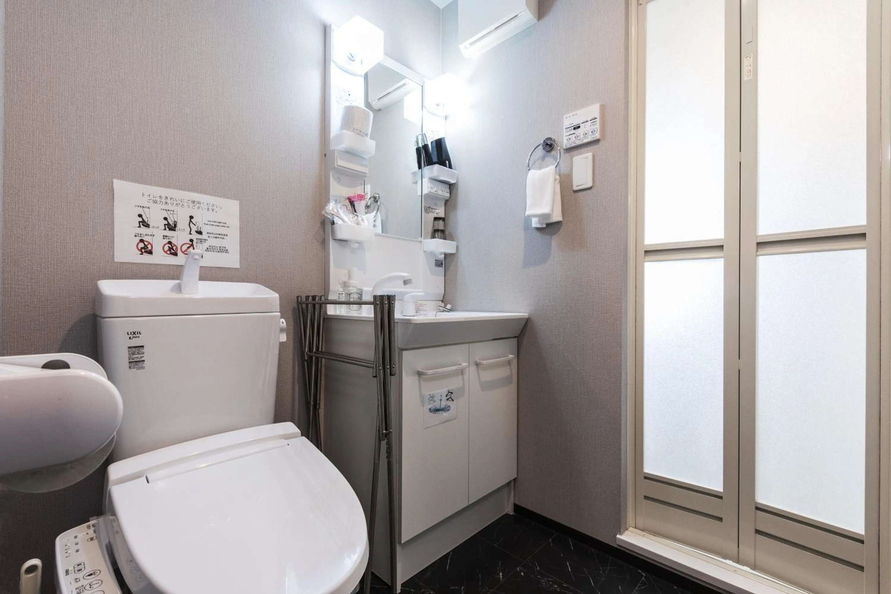 Toilet in Tofukuji Riverside