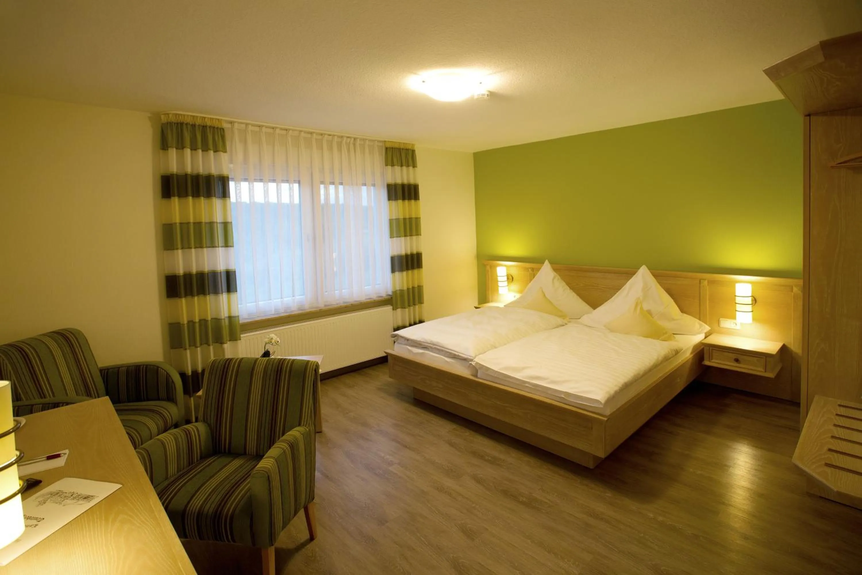 Photo of the whole room, Bed in Landhotel Teuteberg