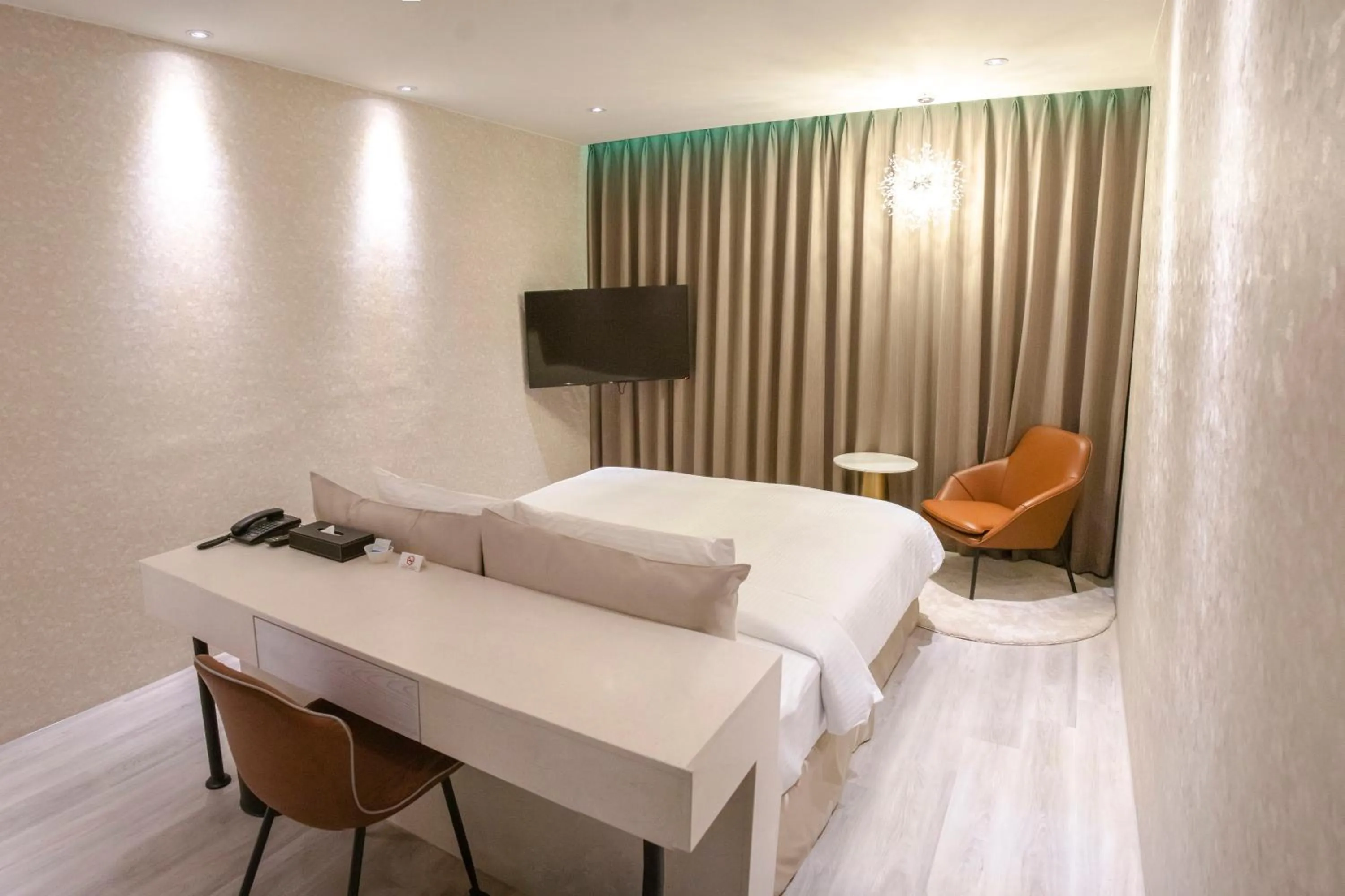 Bed in Fifth Avenue Motel