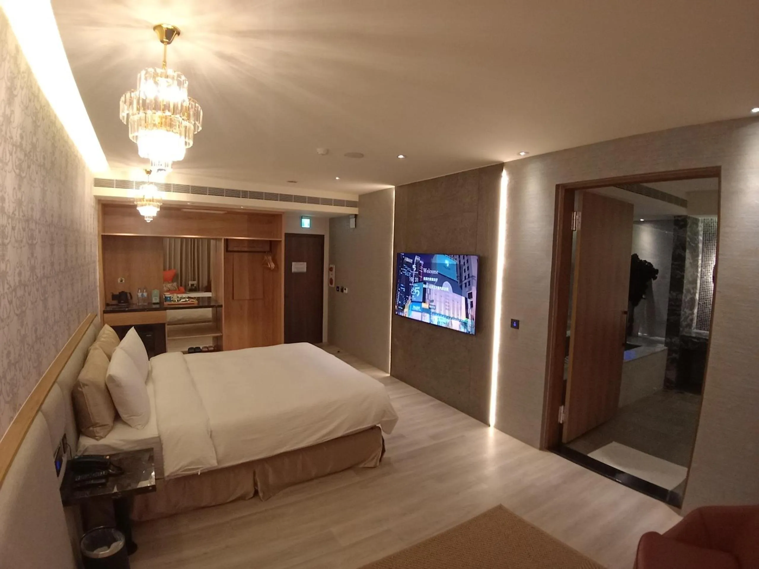 Bed in Fifth Avenue Motel