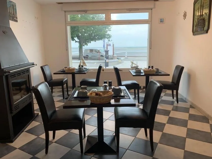 Dining area in Les Mouettes Blessées