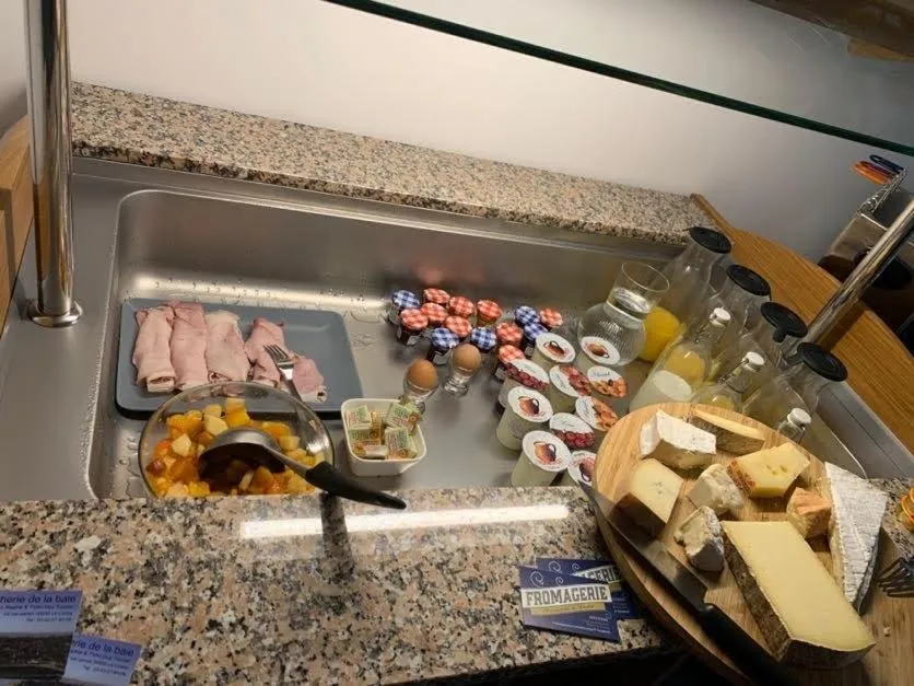 Continental breakfast in Les Mouettes Blessées