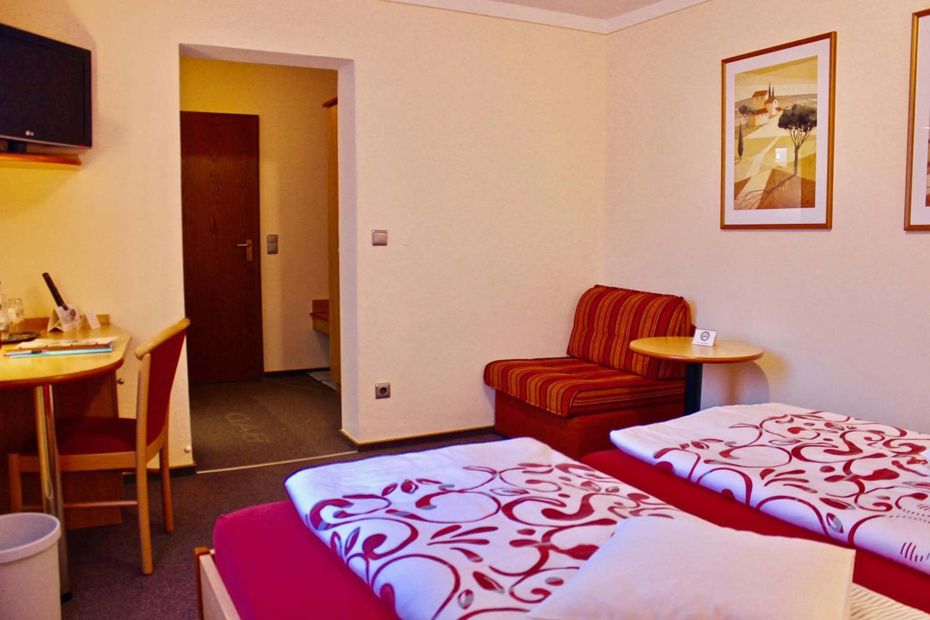 Photo of the whole room, Bed in Zum Schwarzen Bären