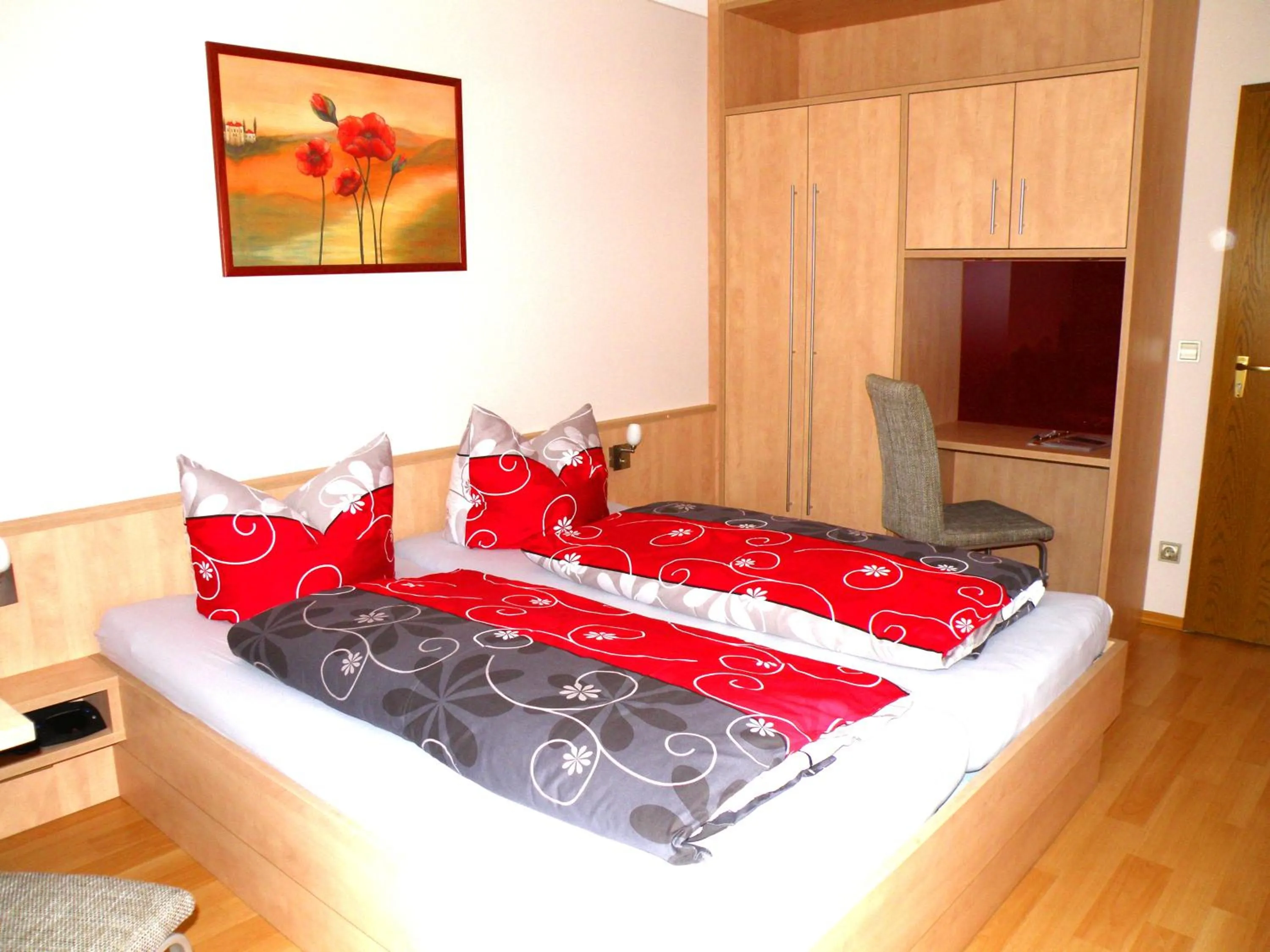 Photo of the whole room, Bed in Zum Schwarzen Bären