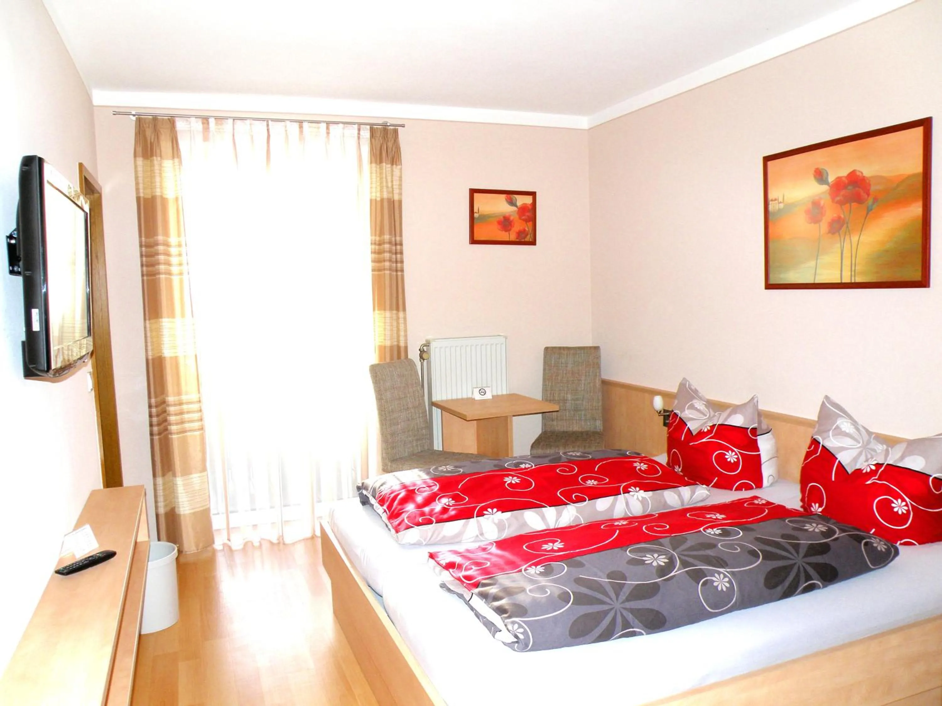 Photo of the whole room, Bed in Zum Schwarzen Bären