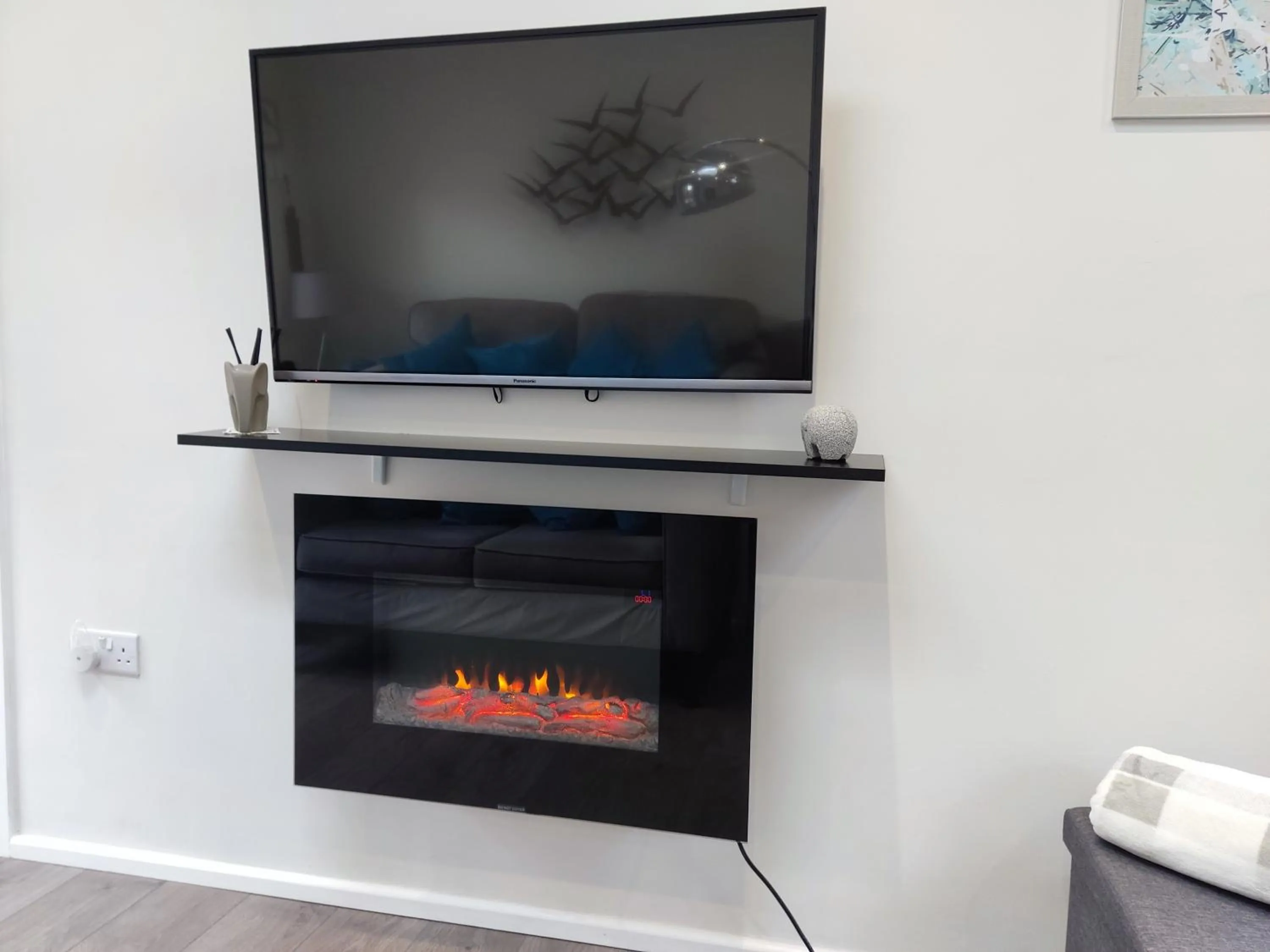 TV and multimedia in Self-Contained Holiday Accommodation in the Heart of Easingwold with Parking