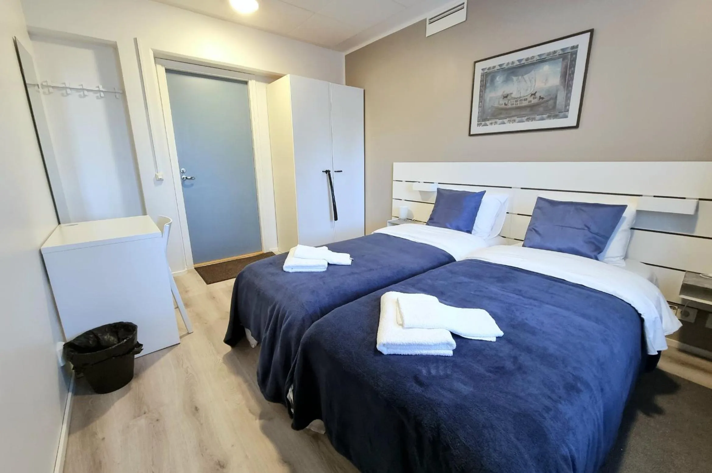 Photo of the whole room, Bed in Vanha-Merivartioasema