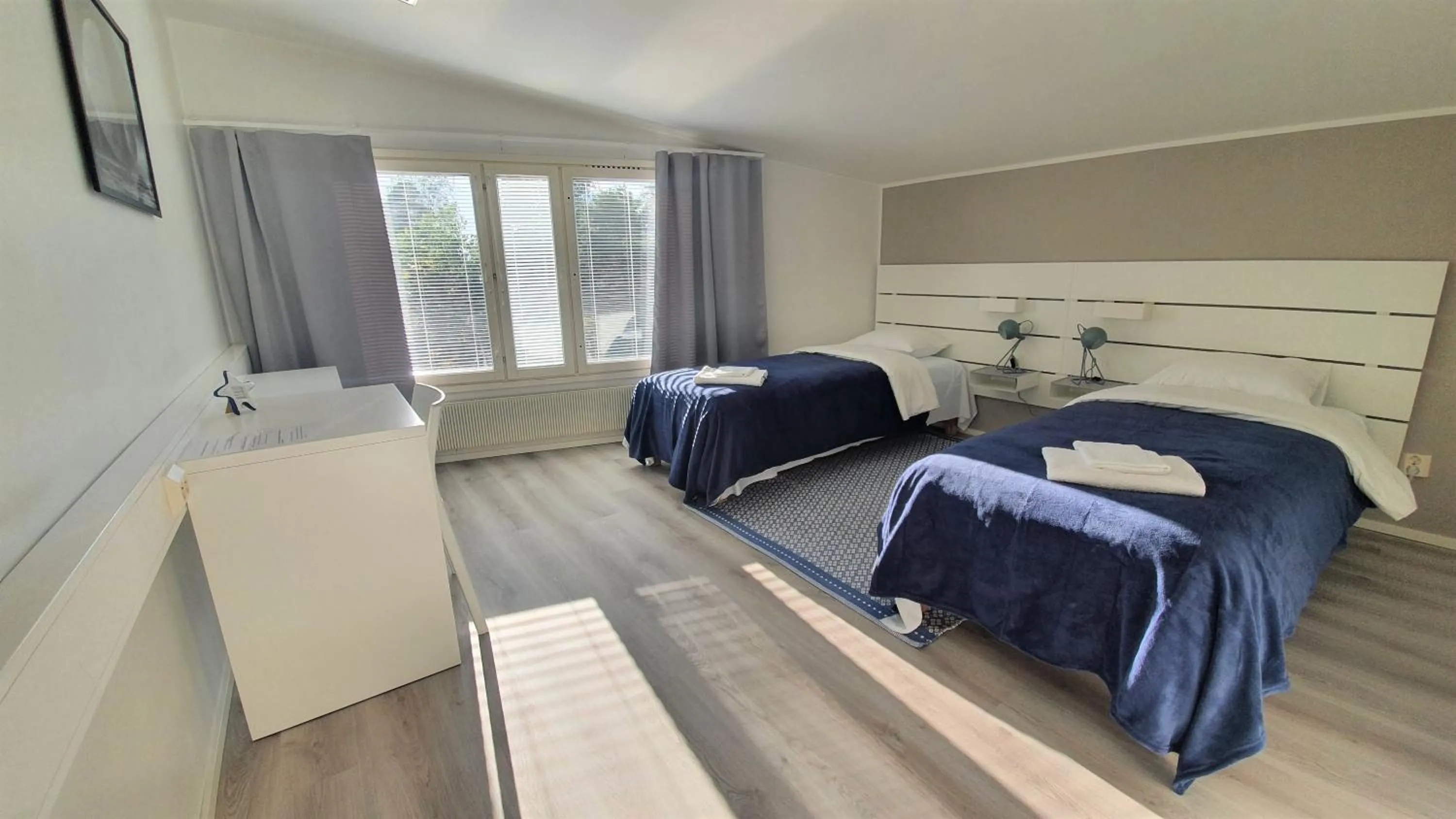 Photo of the whole room, Bed in Vanha-Merivartioasema