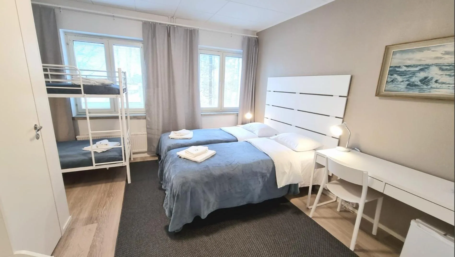 Photo of the whole room, Bed in Vanha-Merivartioasema