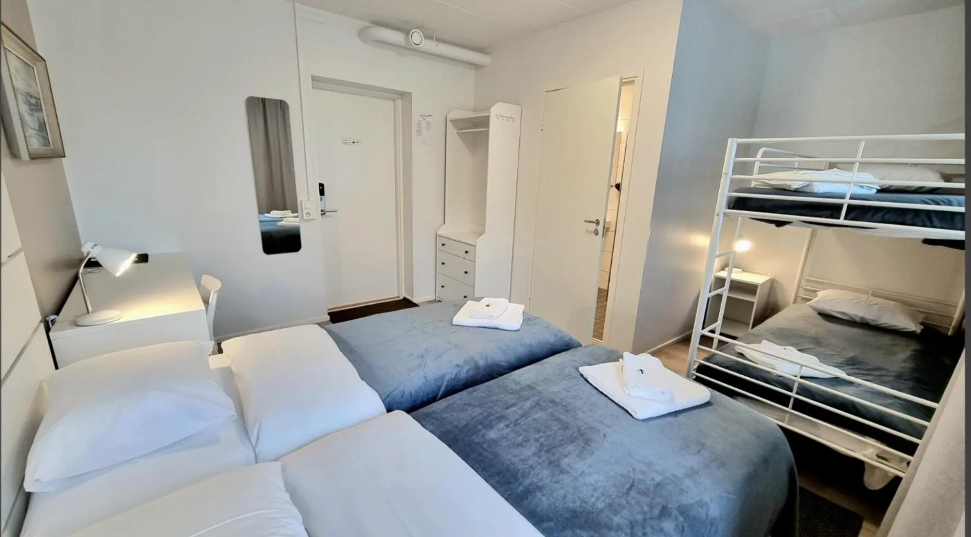 Photo of the whole room, Bed in Vanha-Merivartioasema