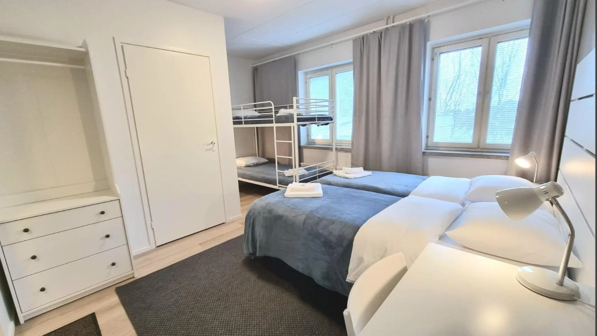 Photo of the whole room, Bed in Vanha-Merivartioasema