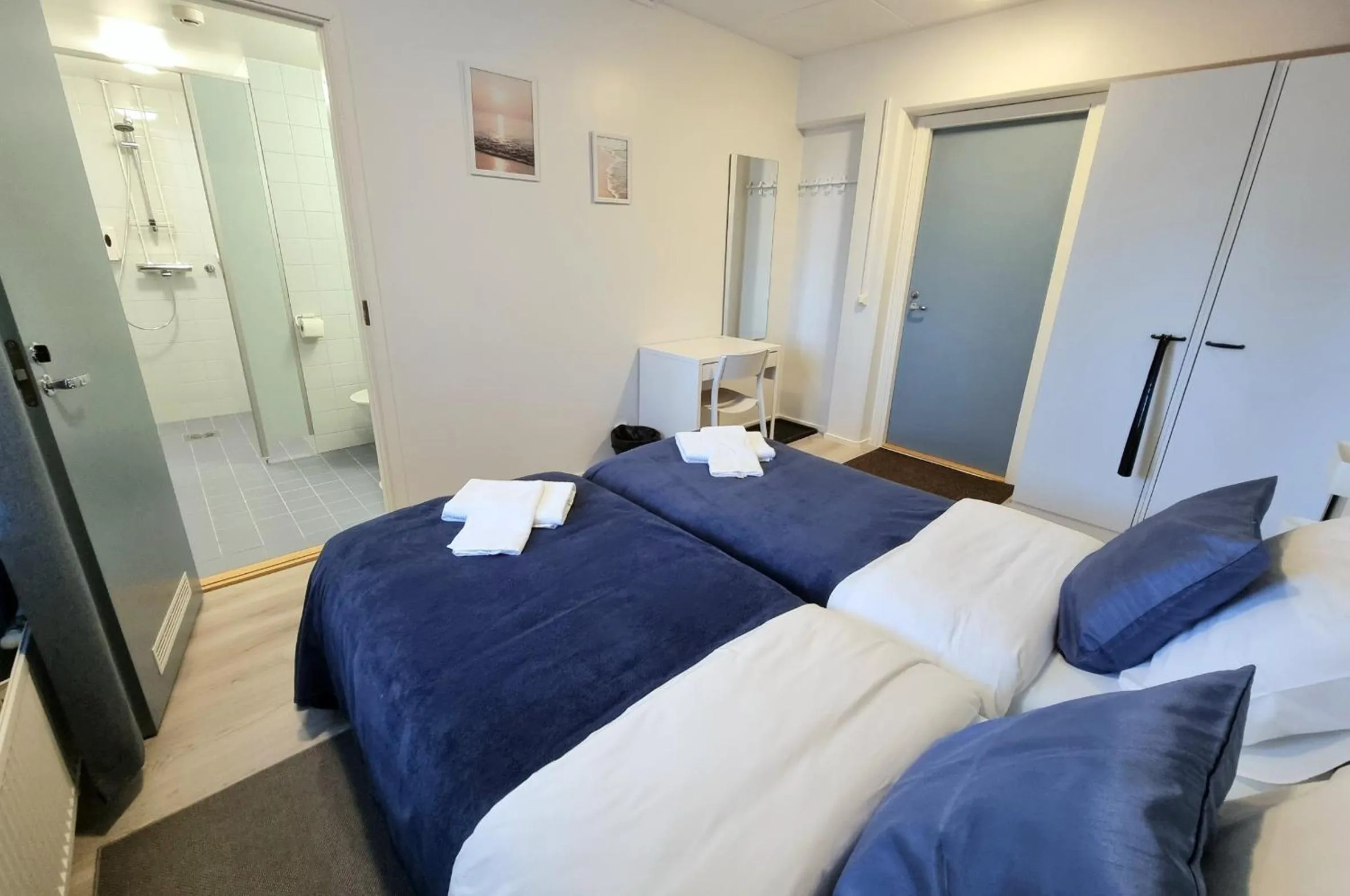 Shower, Bed in Vanha-Merivartioasema