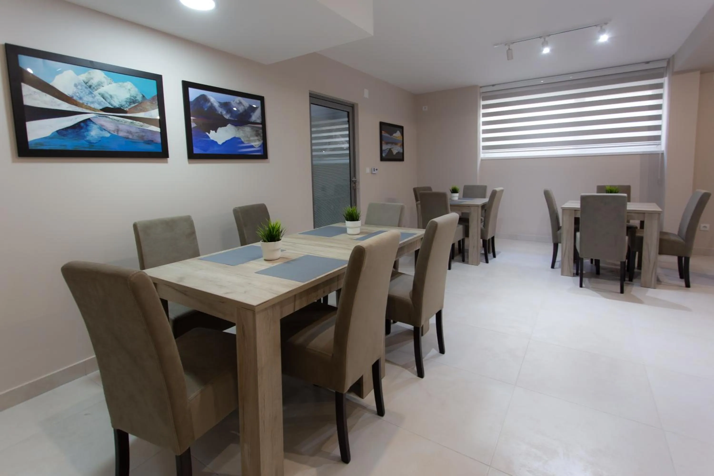 Restaurant/places to eat in Villa BonnaDea