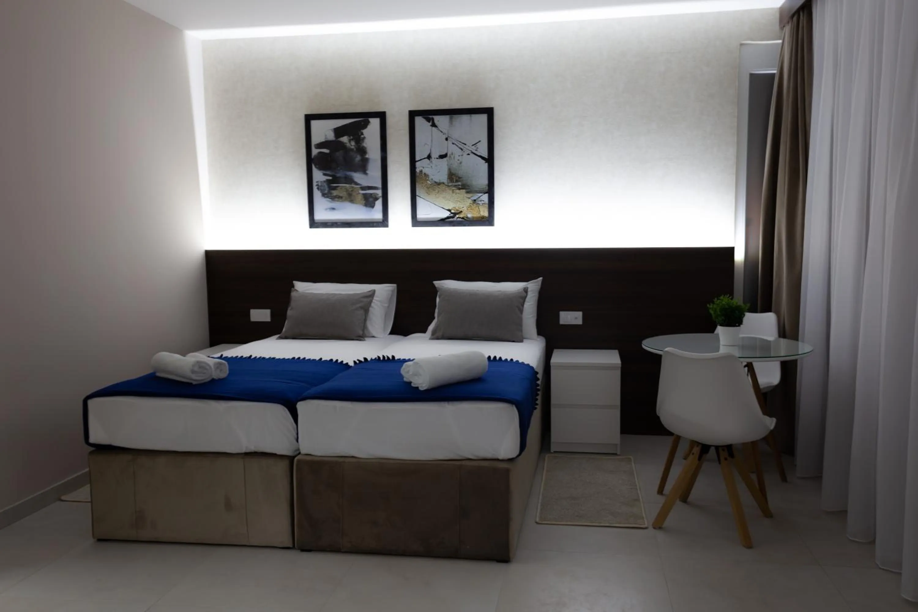 Text overlay, Bed in Villa BonnaDea