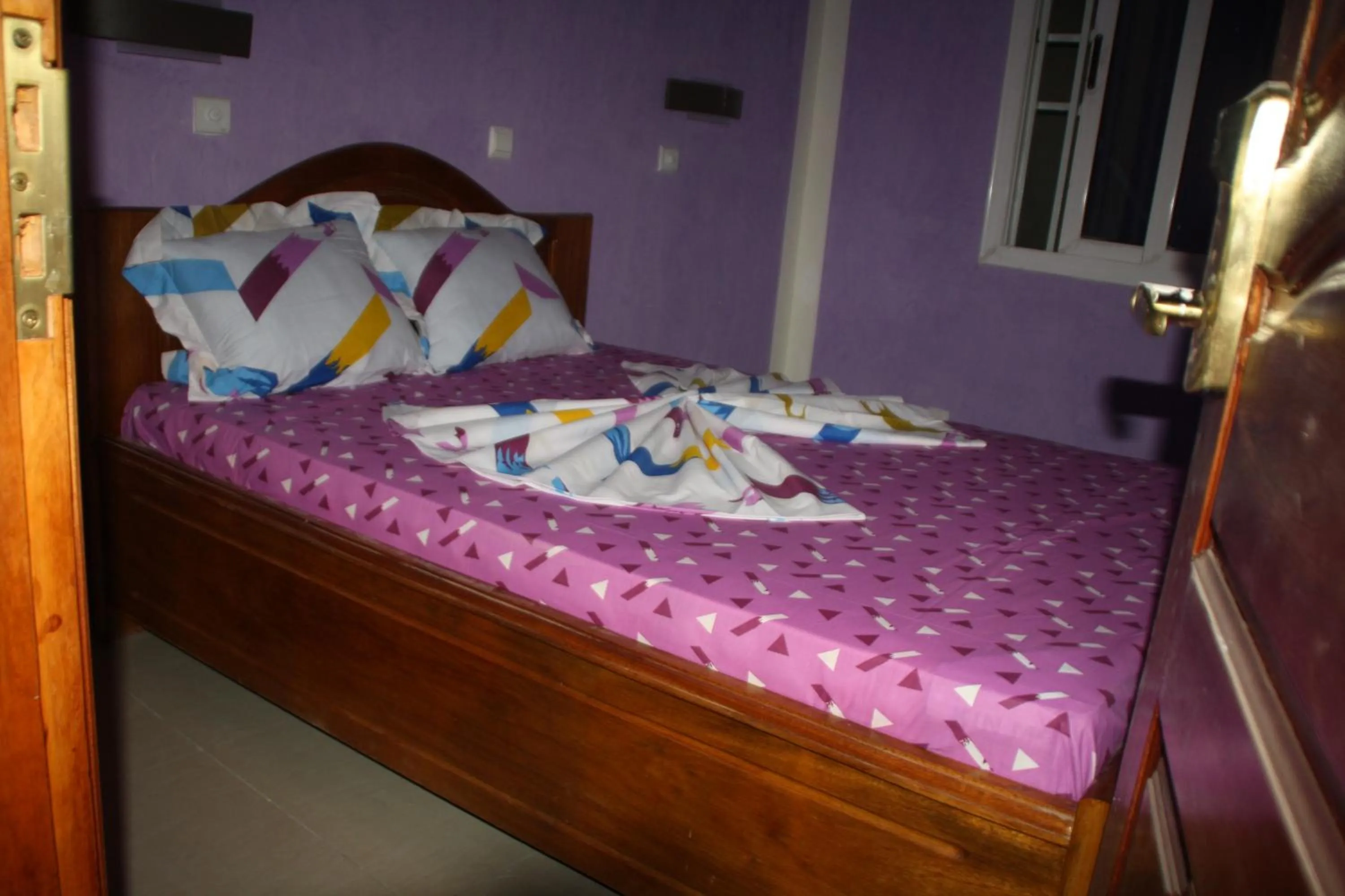 Photo of the whole room, Bed in HOTEL-LE-PARISIEN