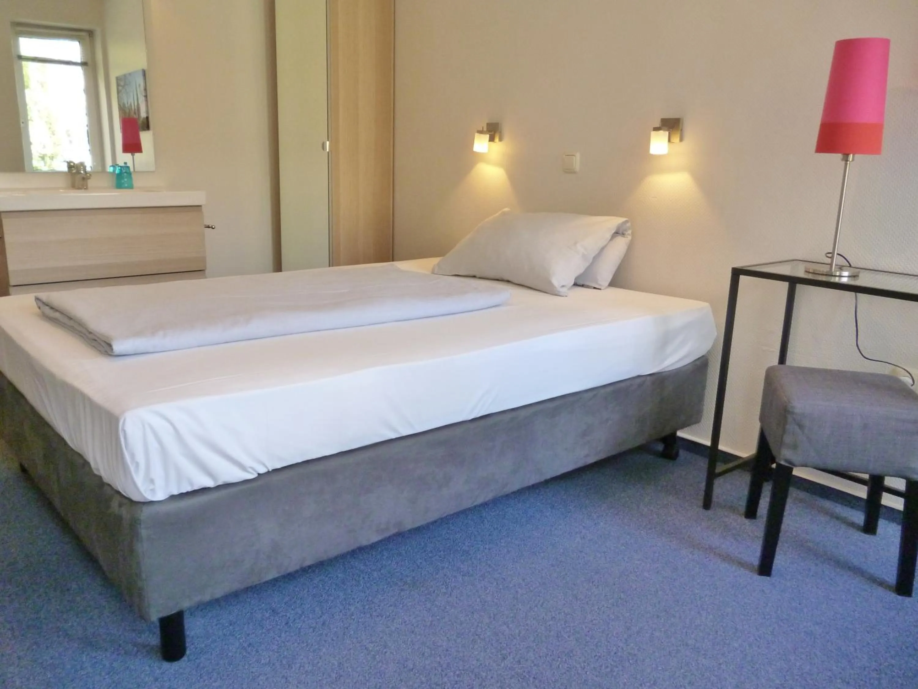 Photo of the whole room, Bed in Hotel Am Mühlenteich