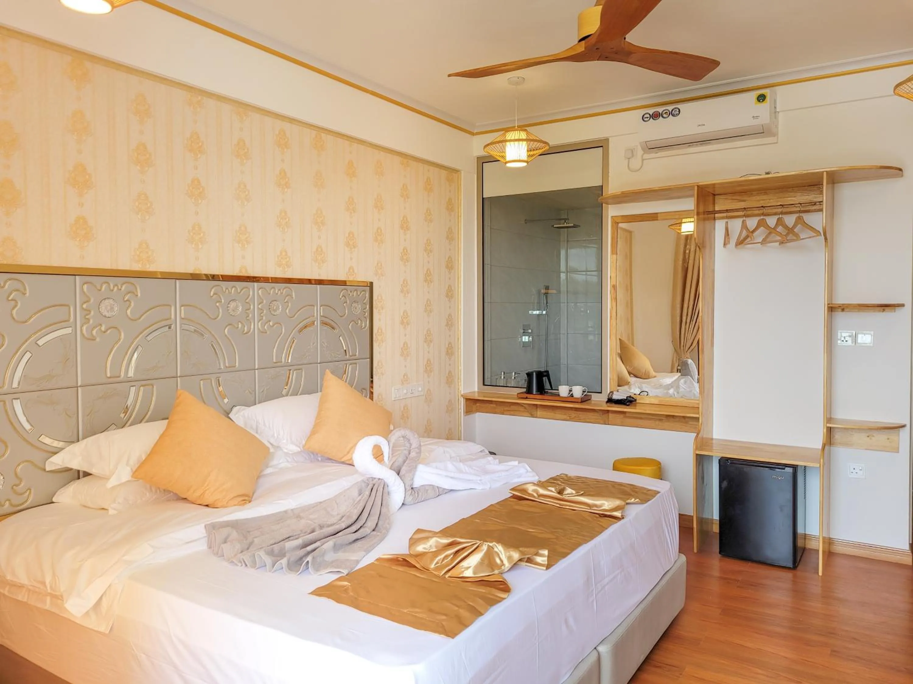 Photo of the whole room, Bed in Jeym Lodge