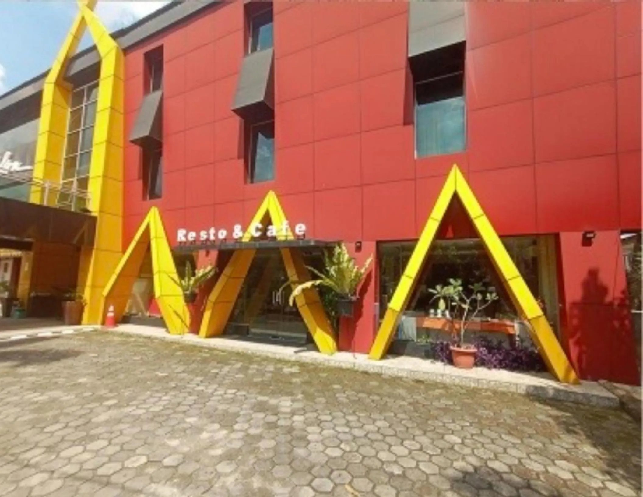 Restaurant/places to eat in DLIRA SYARIAH HOTEL