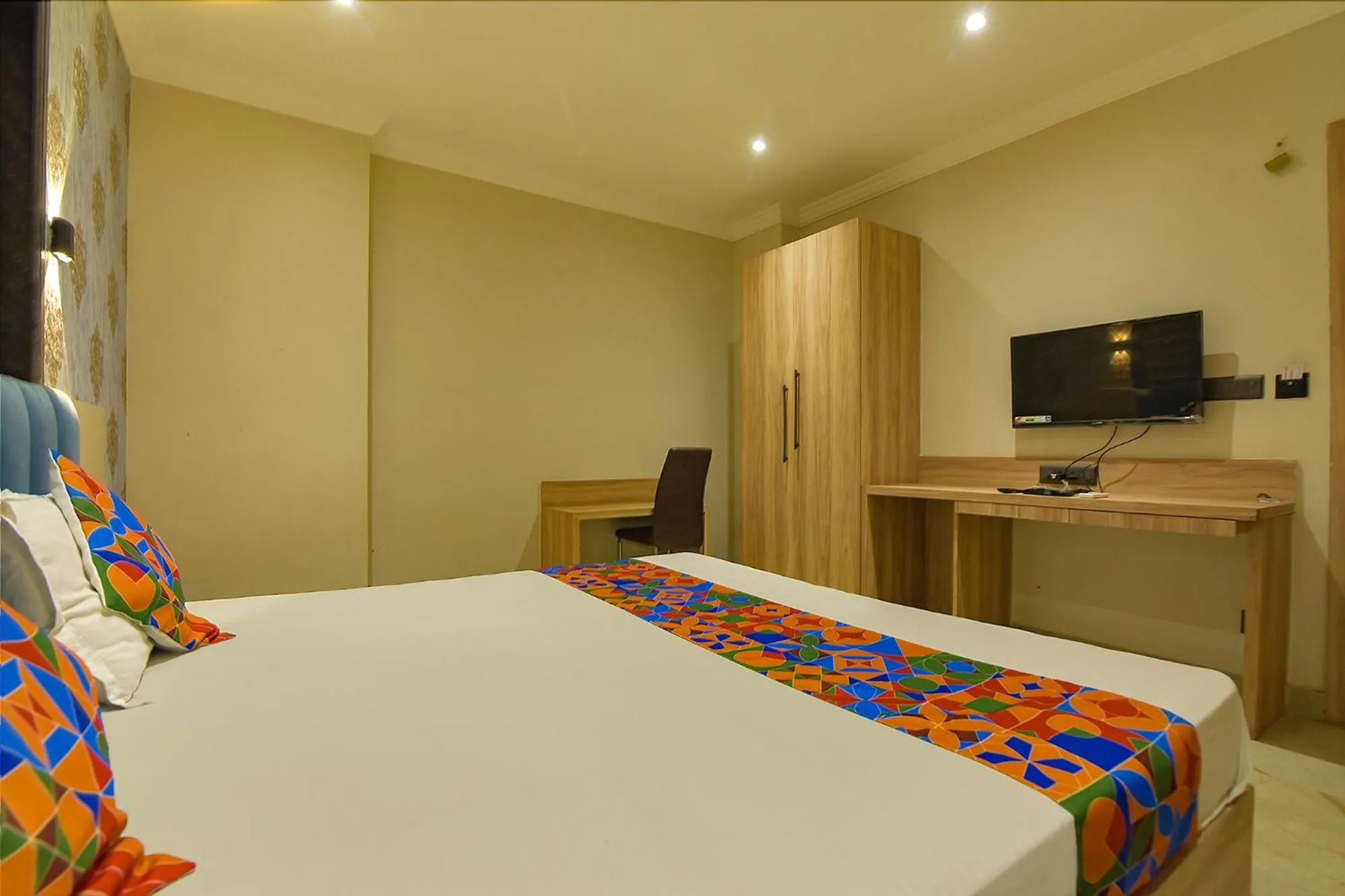 Bed in FabHotel Clive Regency Lovelock - Nr Kolkata Airport
