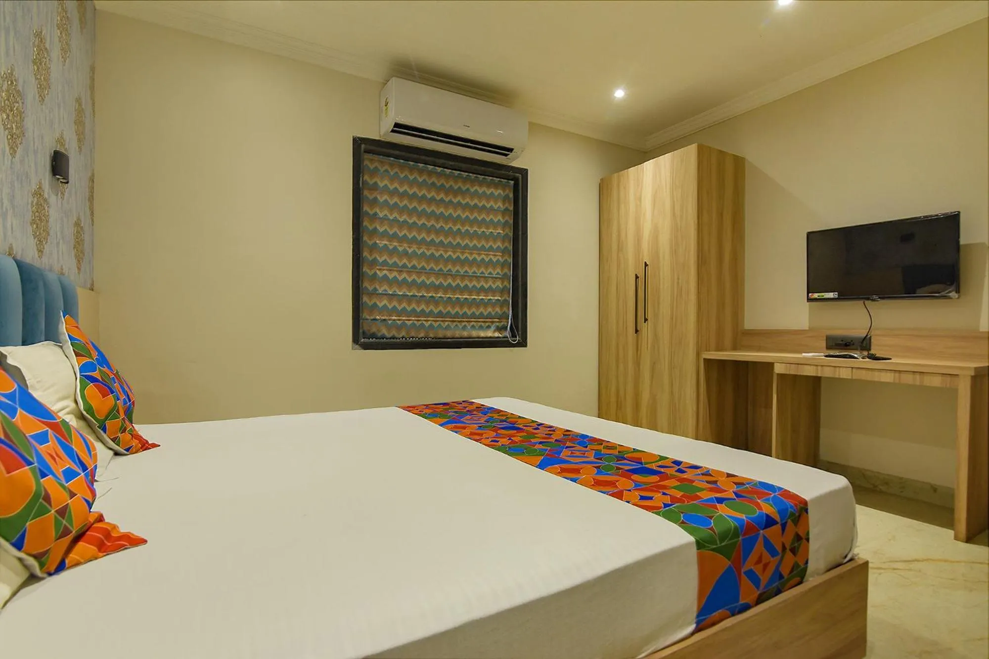 Bed in FabHotel Clive Regency Lovelock - Nr Kolkata Airport