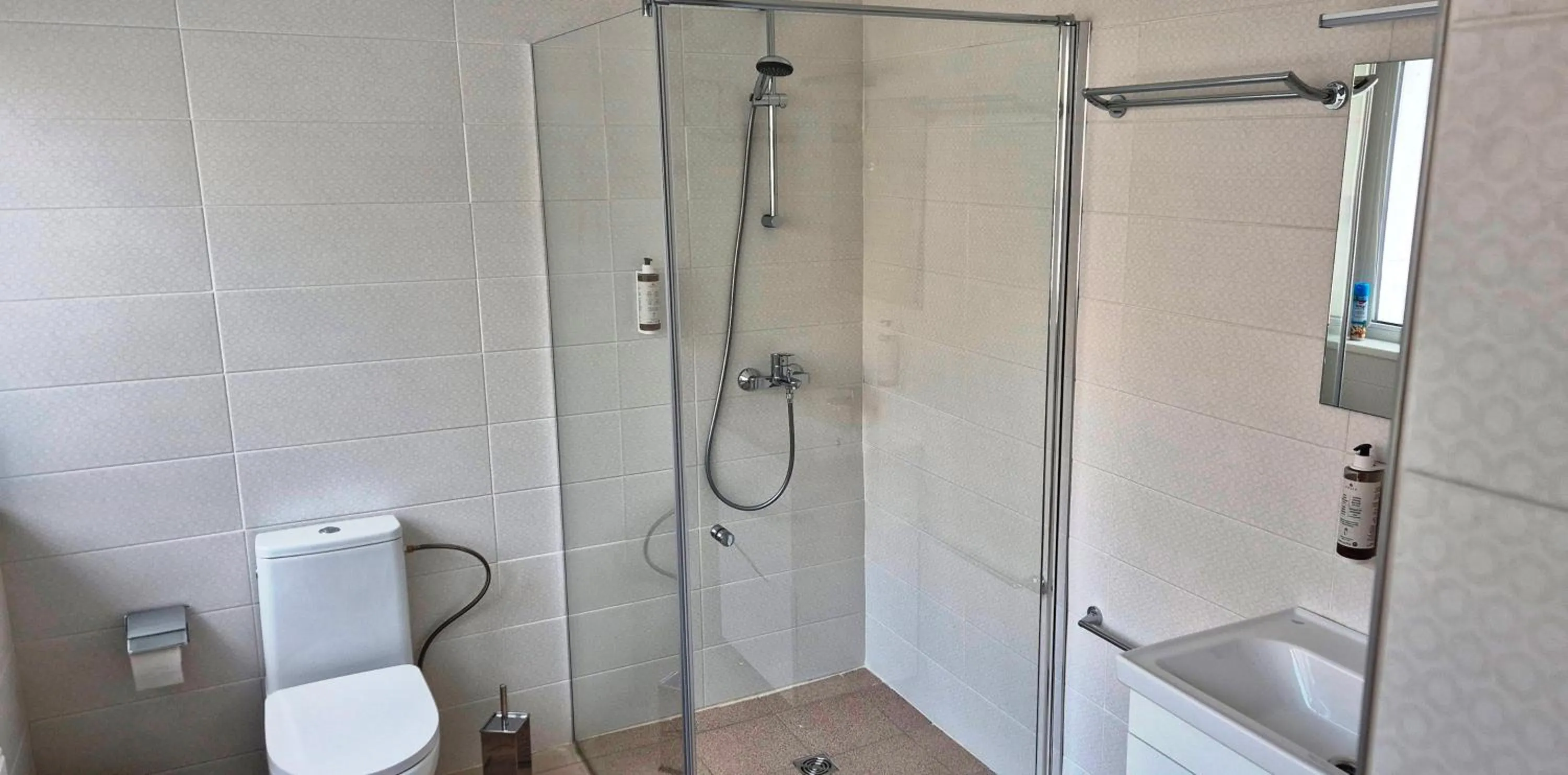 Shower in Hotel Jonapolis