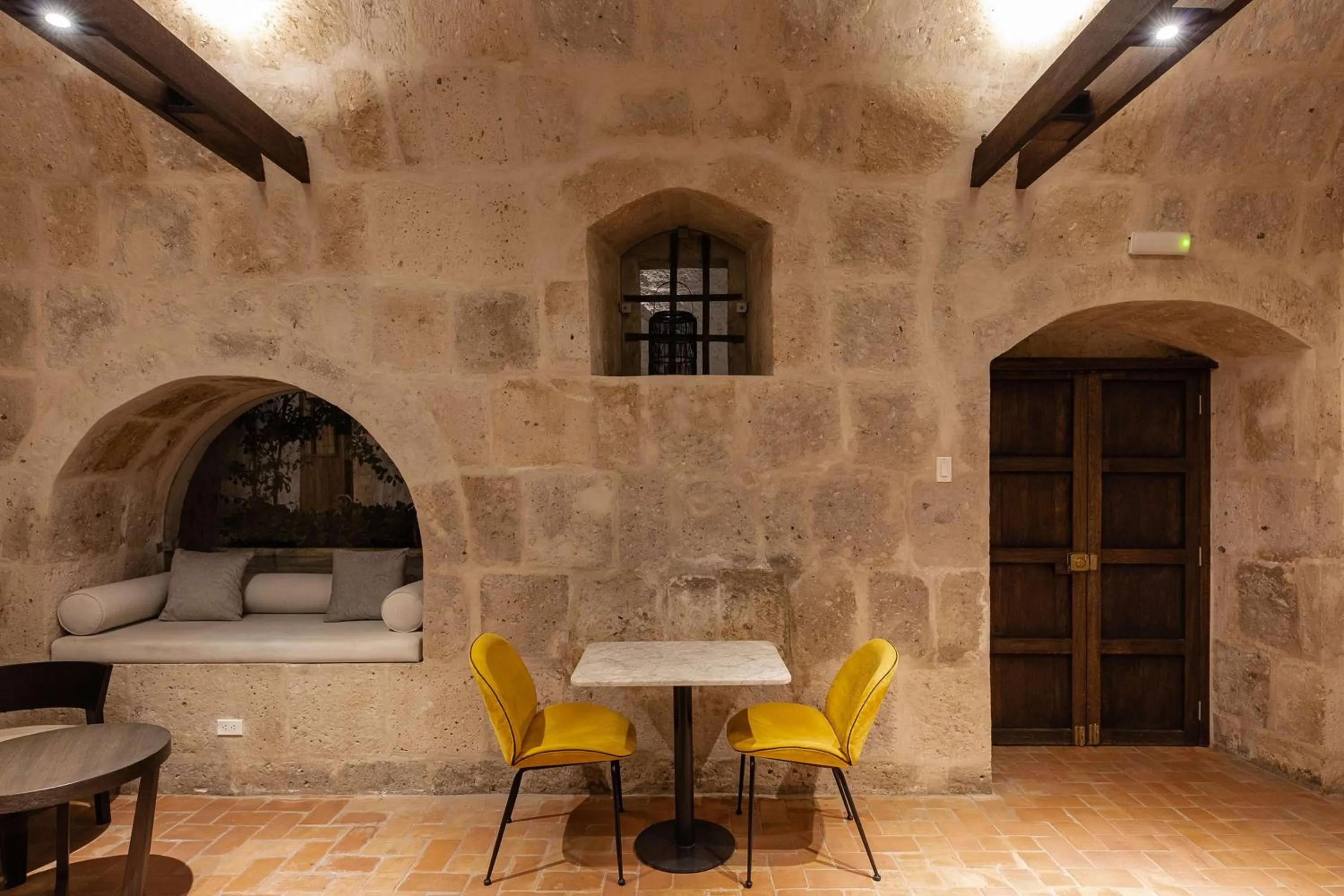 Lounge or bar in Hampton by Hilton Arequipa