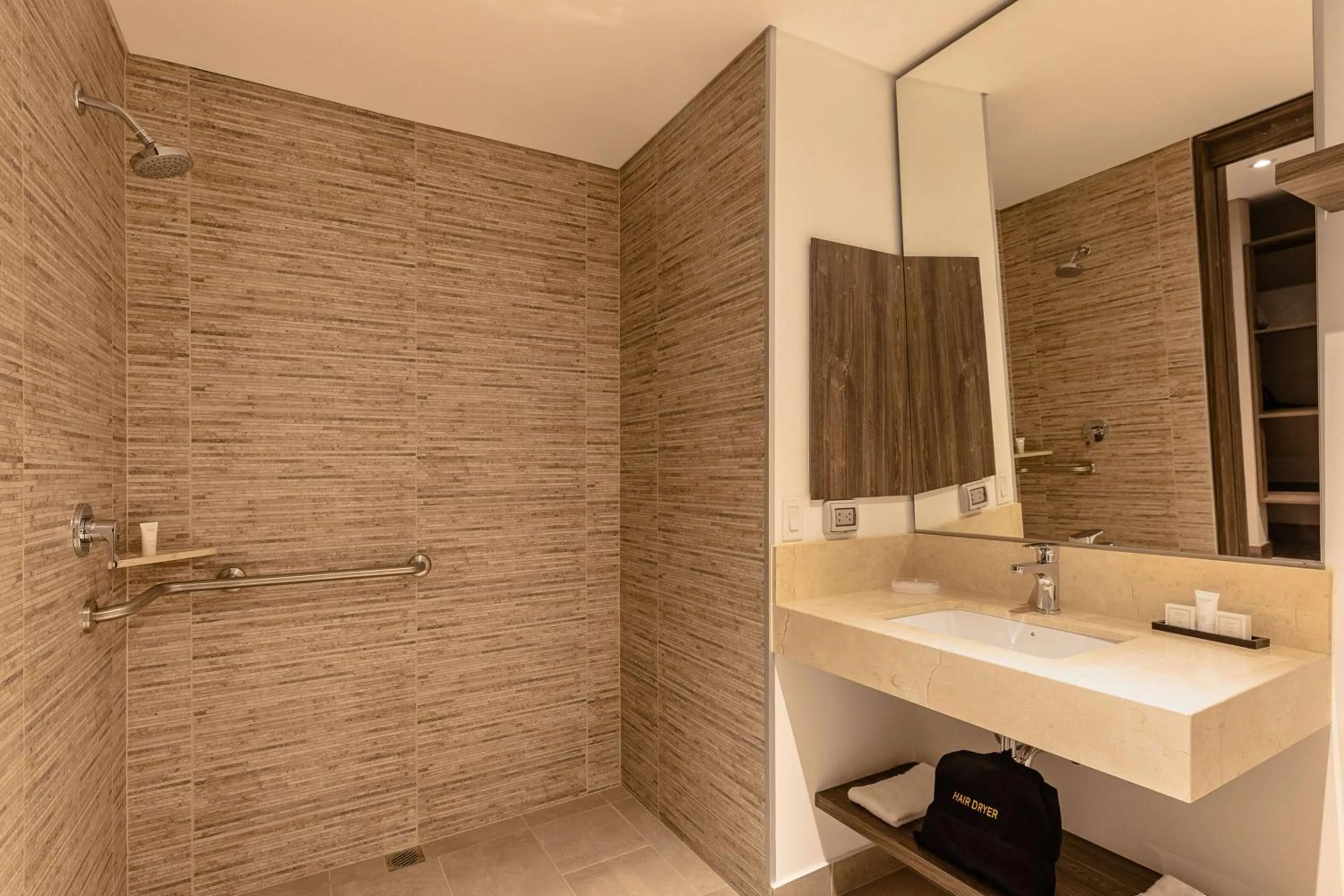 Bathroom in Hampton by Hilton Arequipa