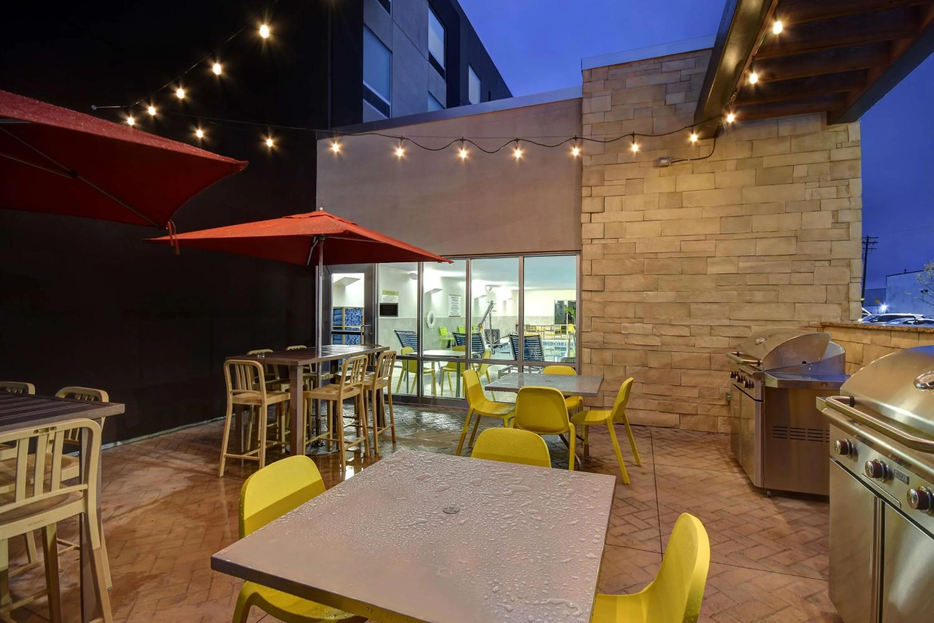 Dining area in Home2 Suites East Hanover, NJ